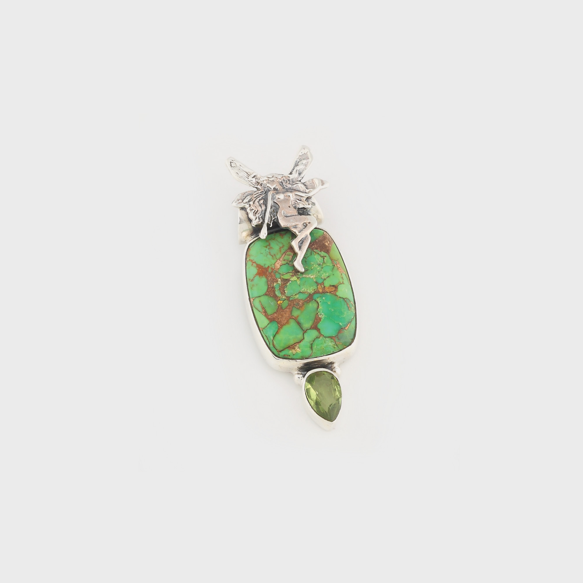 Pandantiv din argint, realizat în manieră Art Nouveau, decorat cu turcoaz mohave şi peridot