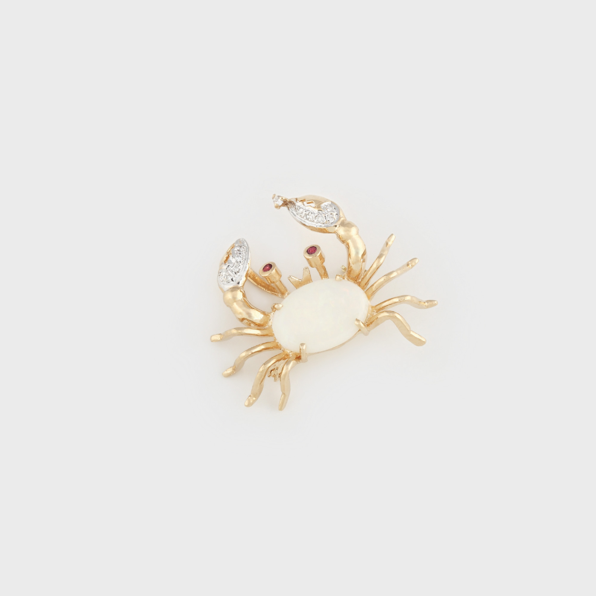 Broşă din aur, în forma unui crab, decorată cu opal, rubine şi diamante