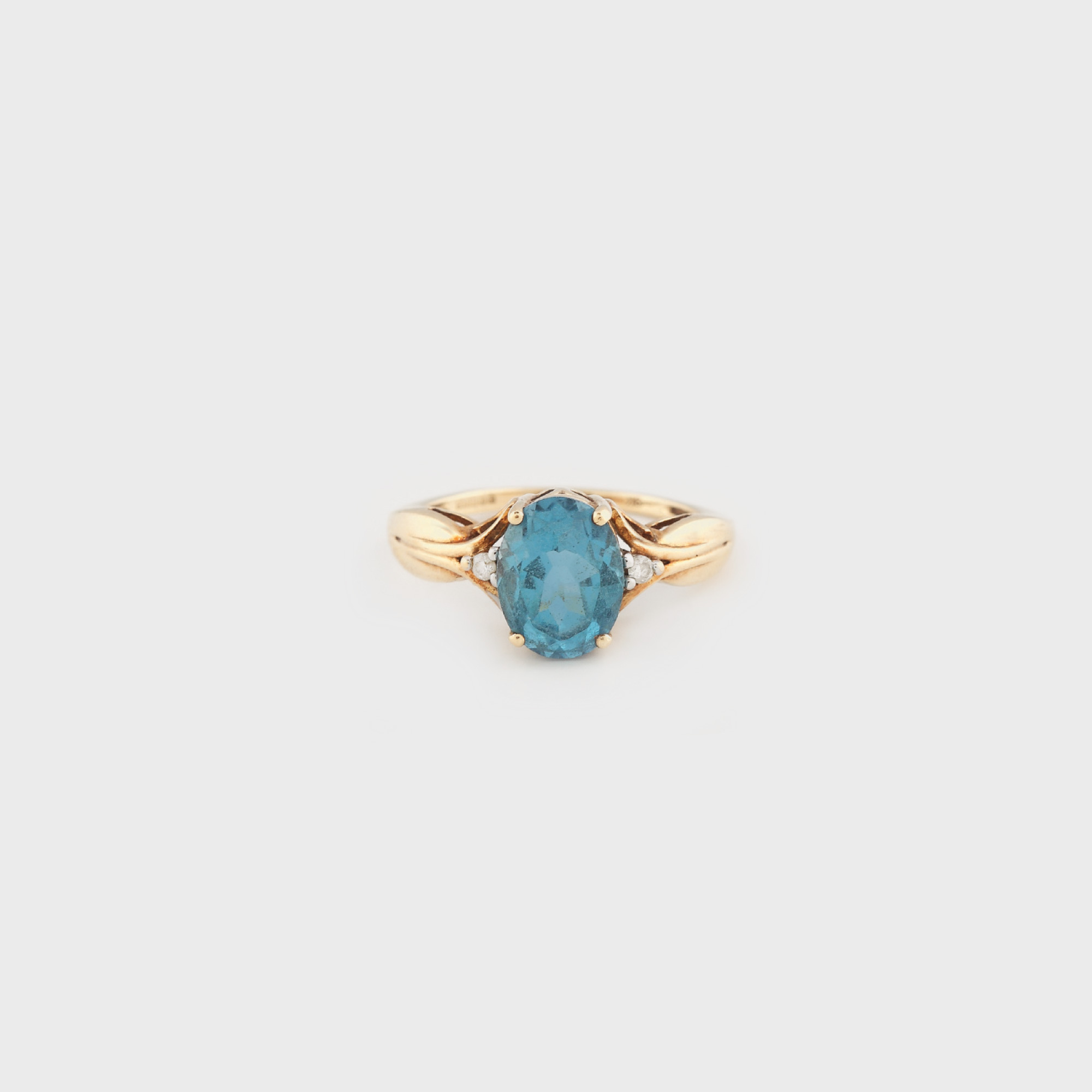 Inel din aur, decorat cu topaz şi diamante