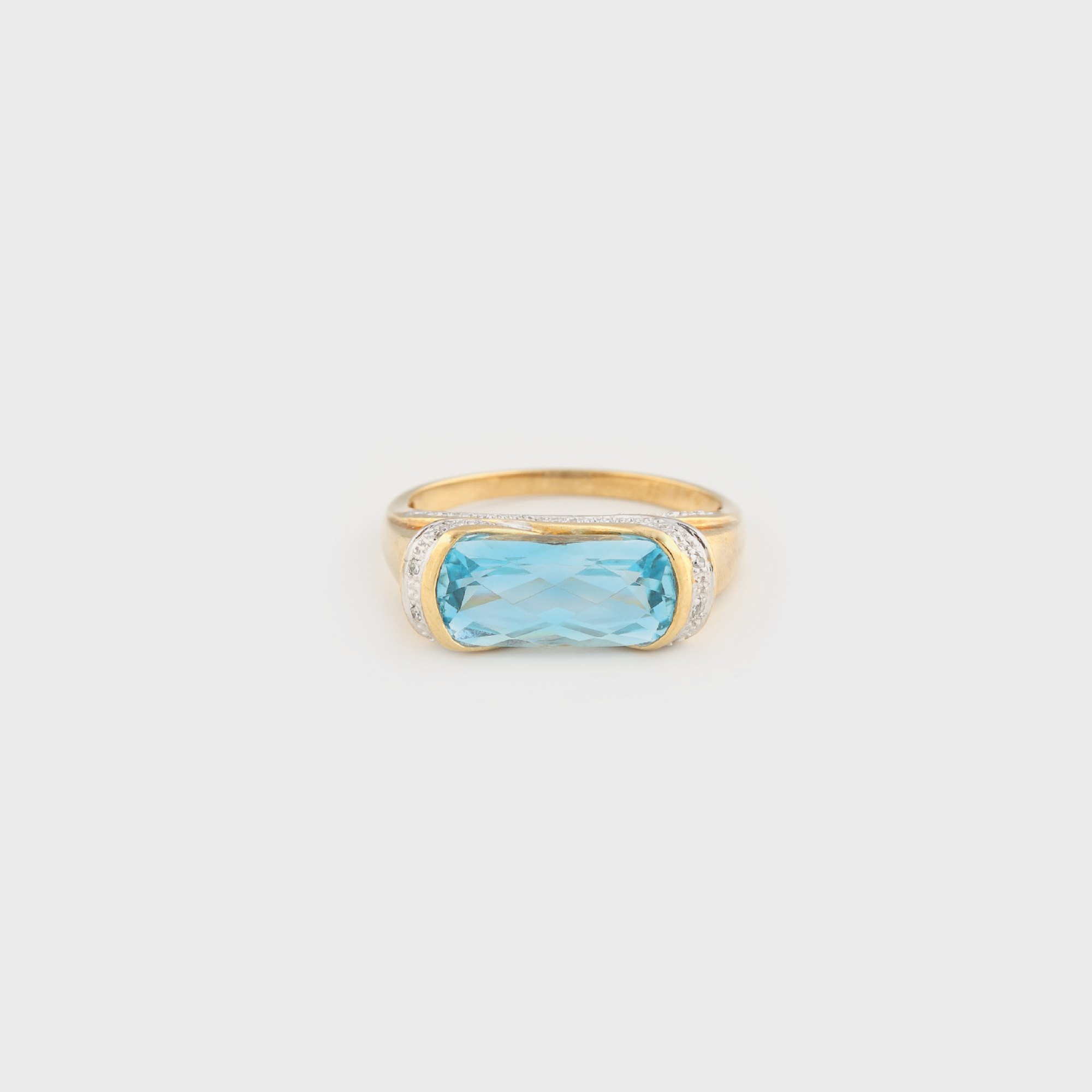 Splendid inel din aur, ornat cu diamante şi topaz