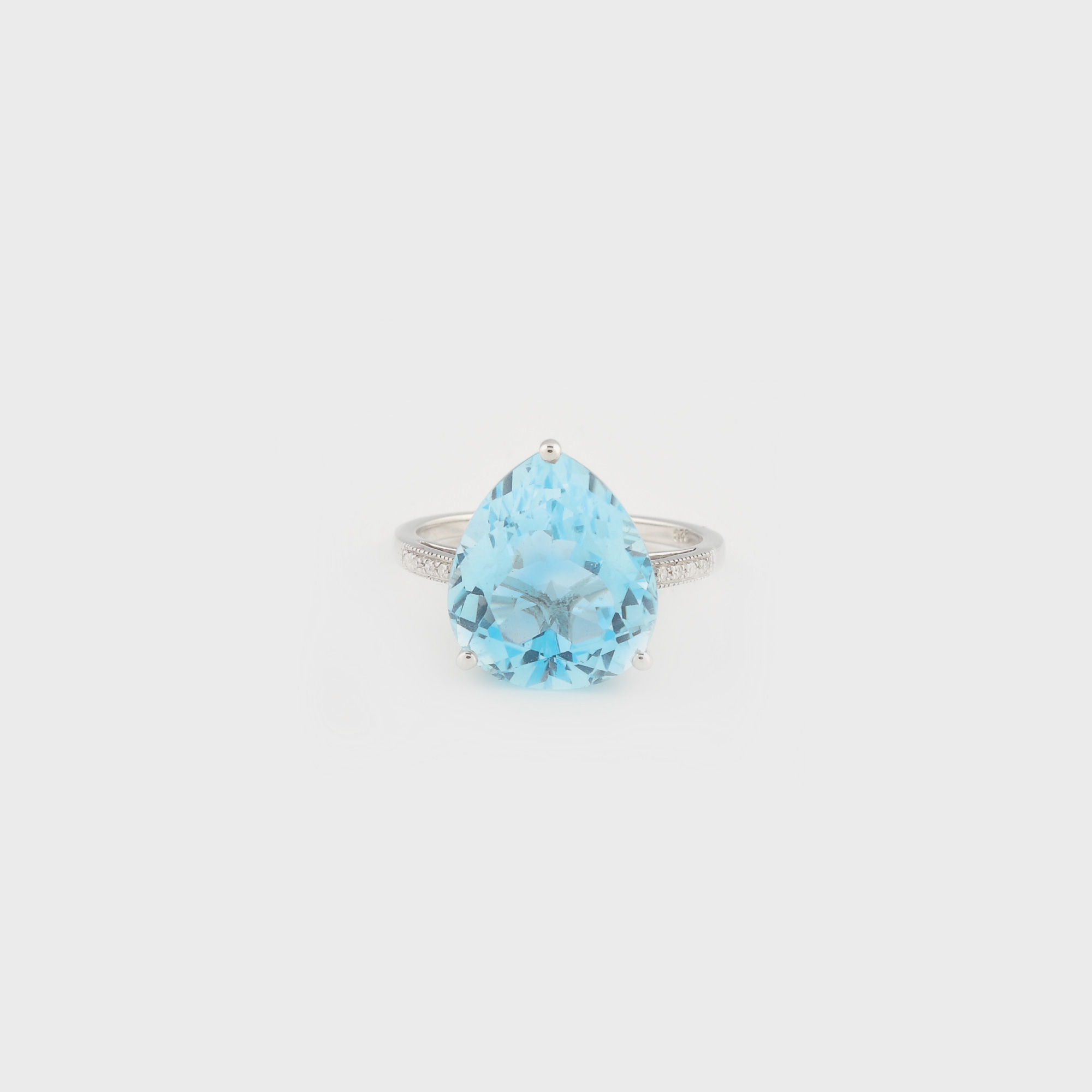 Inel din argint, decorat cu un mare topaz si diamante