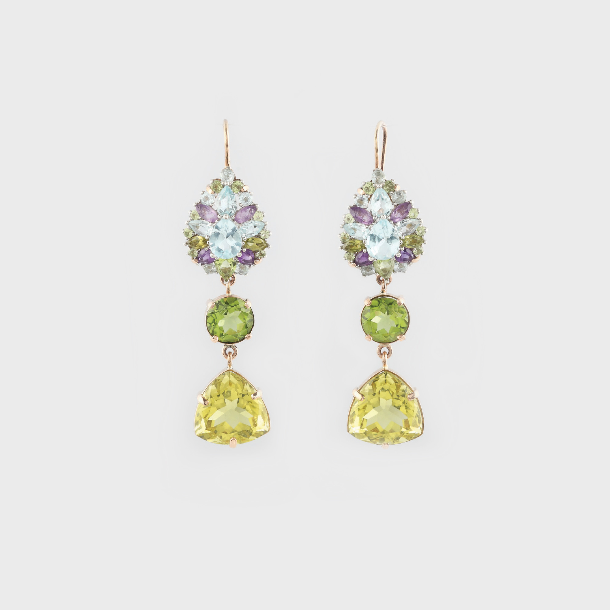 Pereche de cercei din aur, decorată cu peridote, topaze, ametiste și lemon cuarțuri