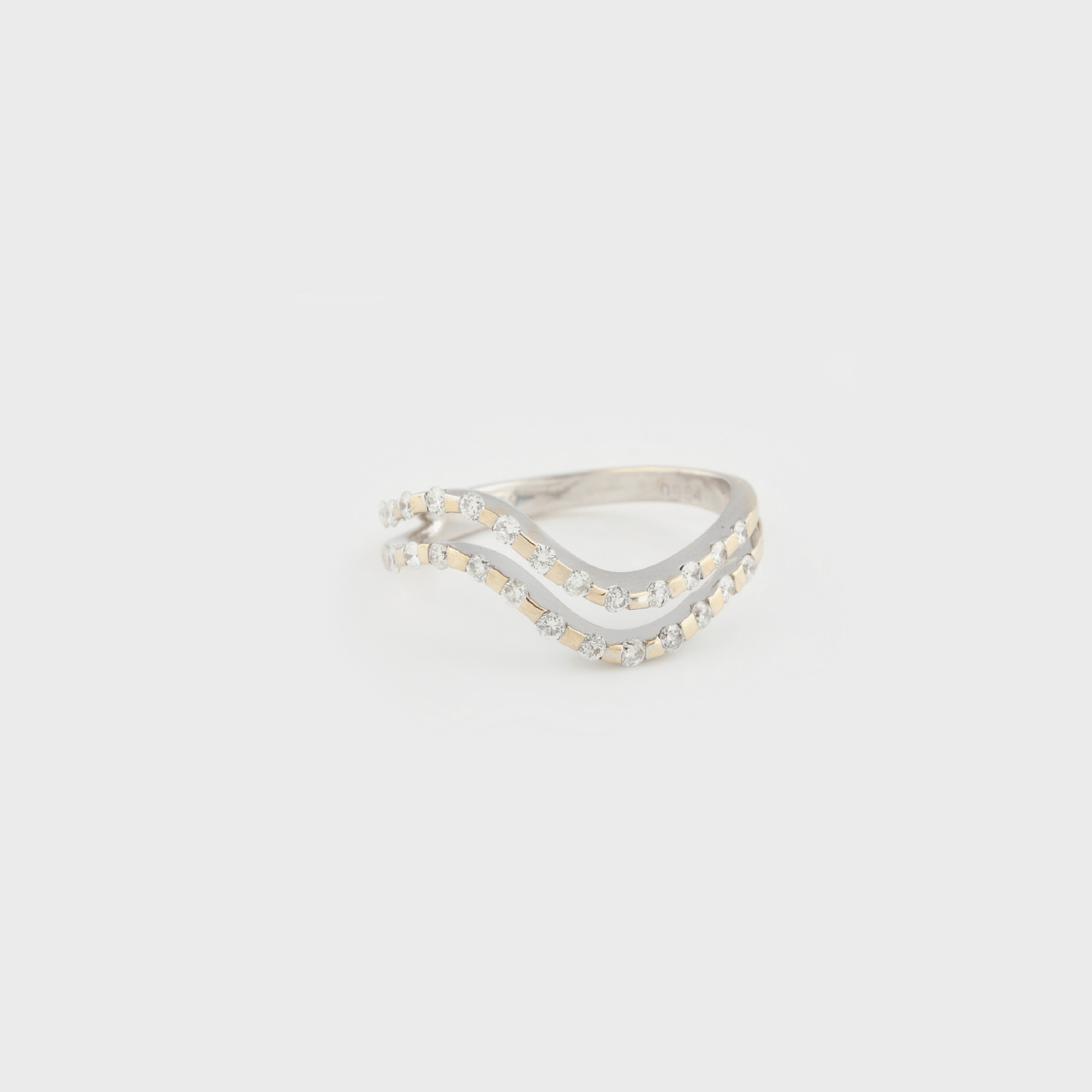 Interesant inel din aur alb, decorat cu 26 diamante