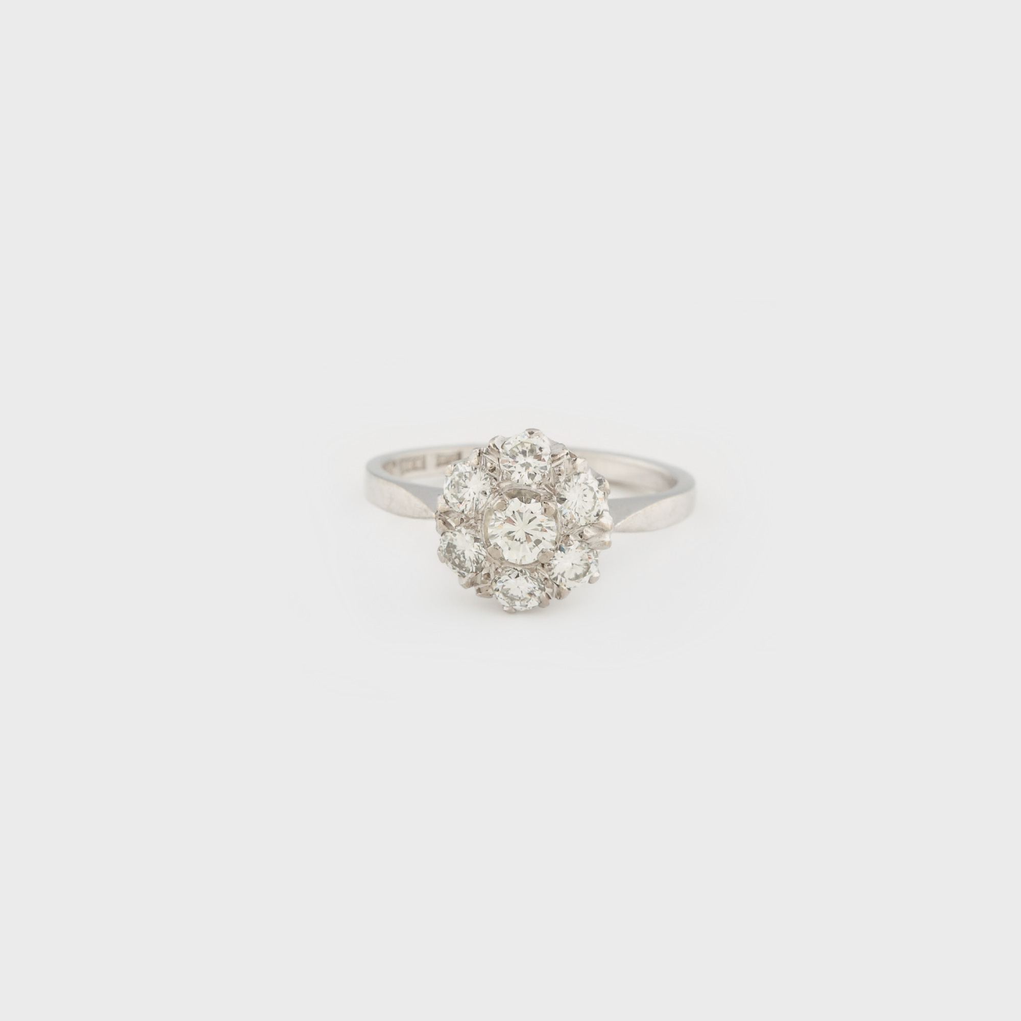 "Floare de diamante" - inel din aur alb, decorat cu diamante