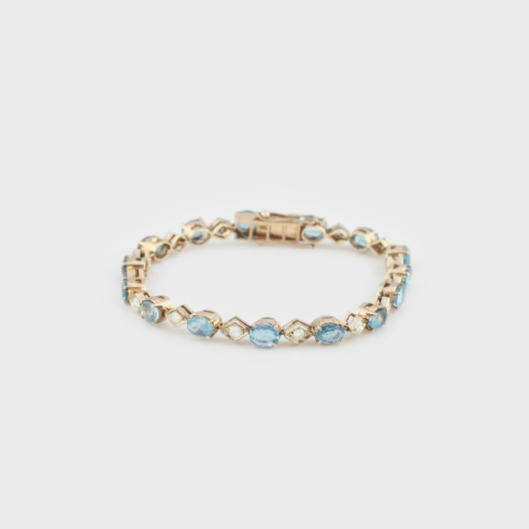 Brăţară din aur, decorată cu acvamarine şi diamante