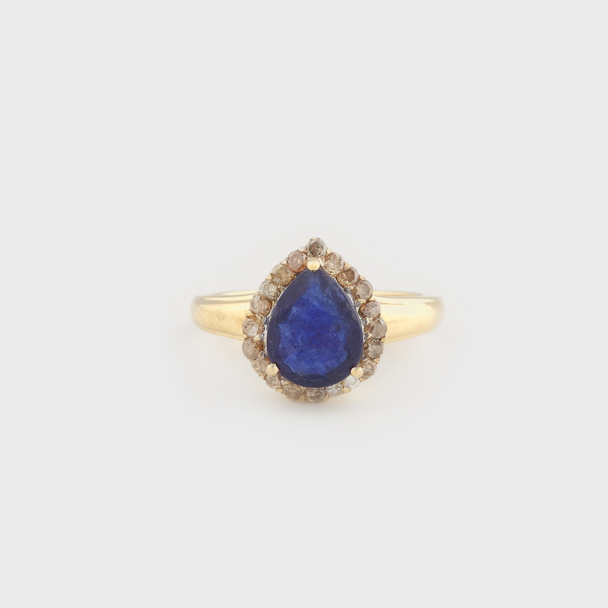 Inel din aur, ornat cu un safir înconjurat de diamante