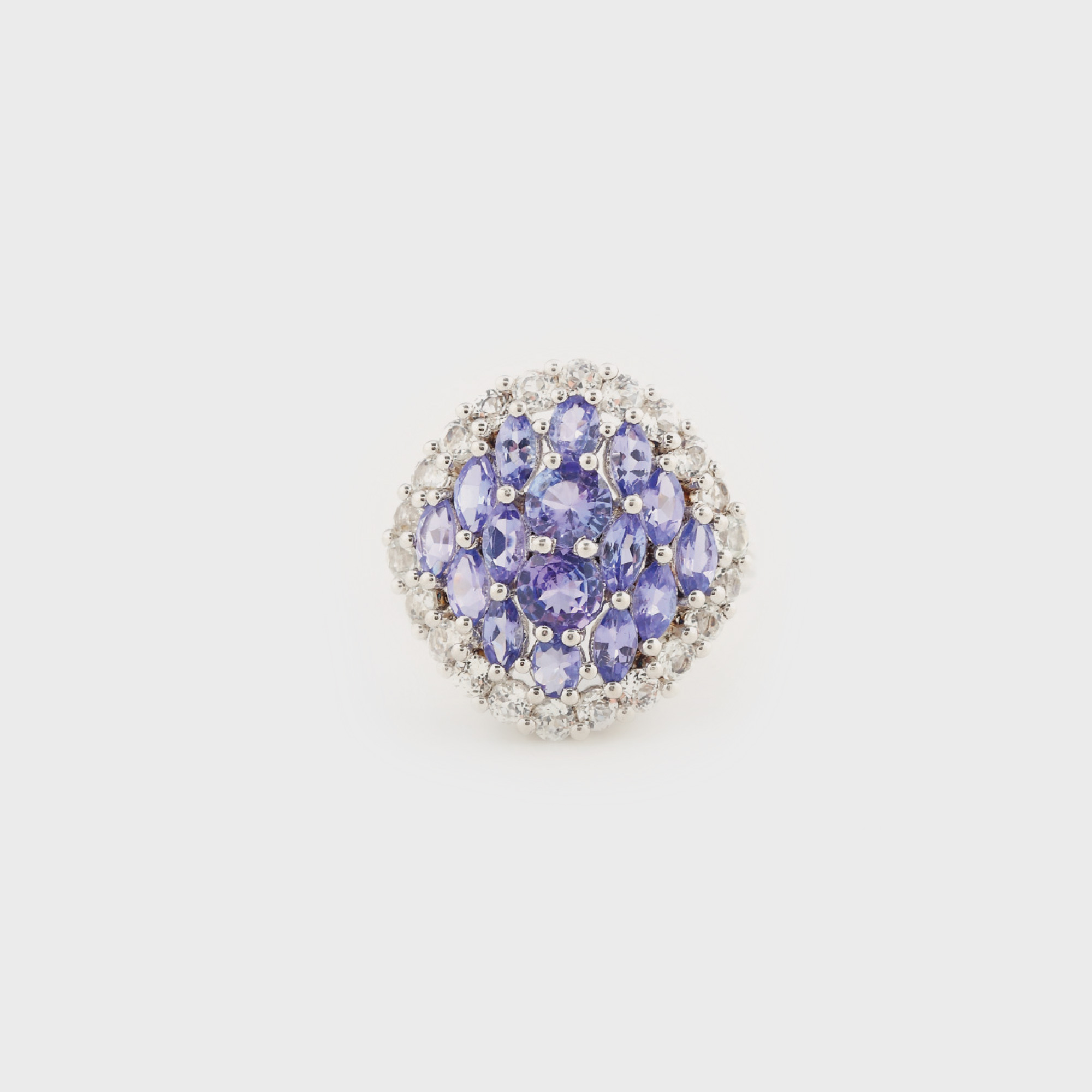 Frumos inel din argint, amplu decorat cu safire albe și tanzanite