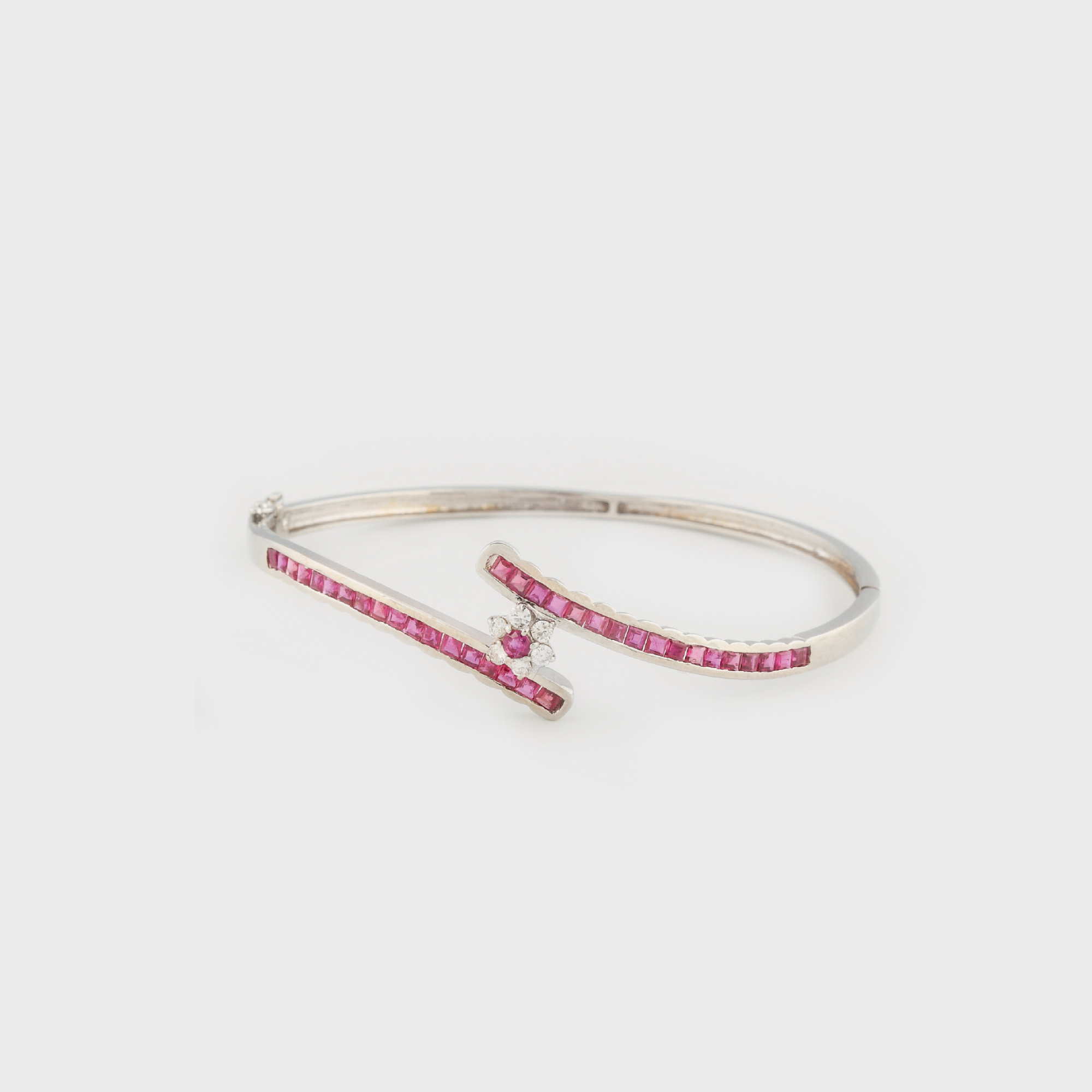 Brăţară din aur alb, decorată cu rubine şi diamante