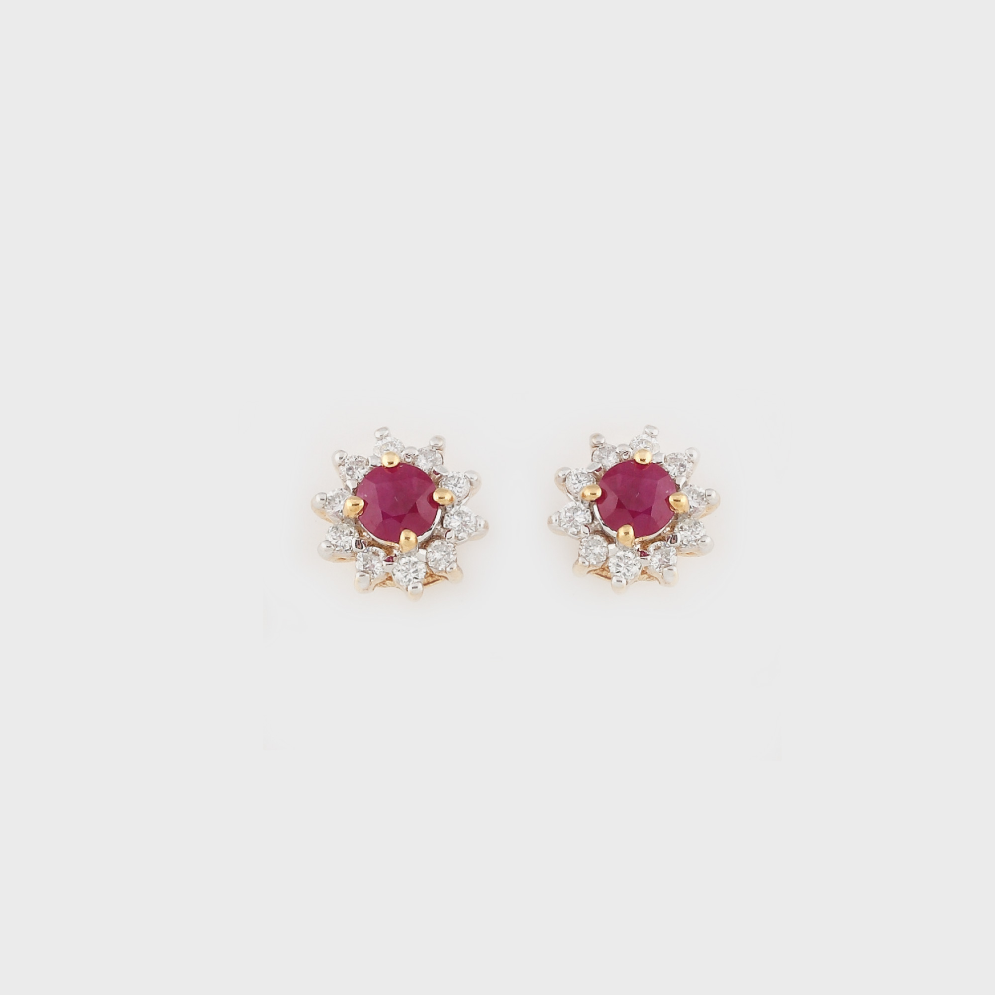 "Floare de rubine" - pereche de cercei din aur, decorată cu rubine şi diamante 