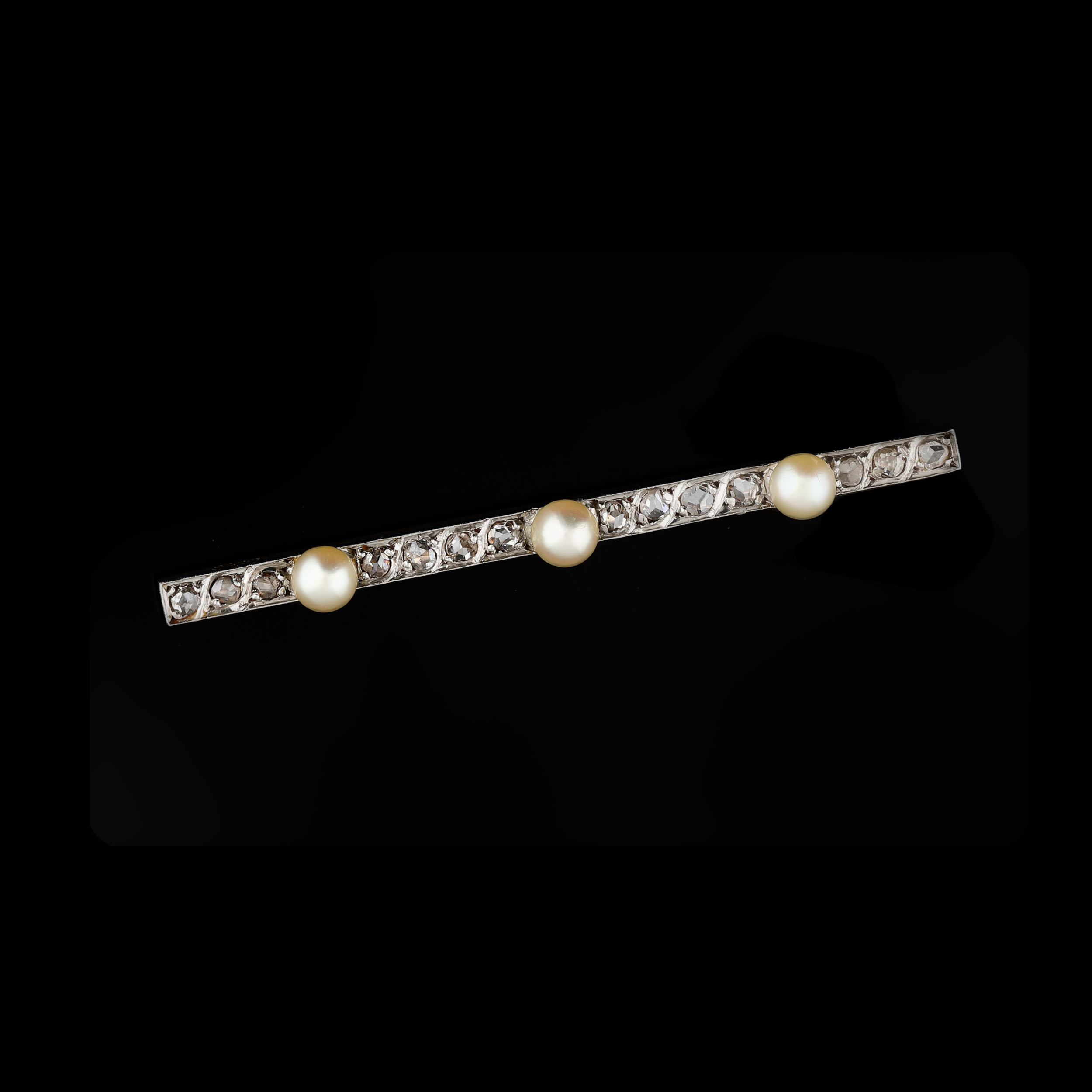 Gold broach, decorated with diamonds and pearls