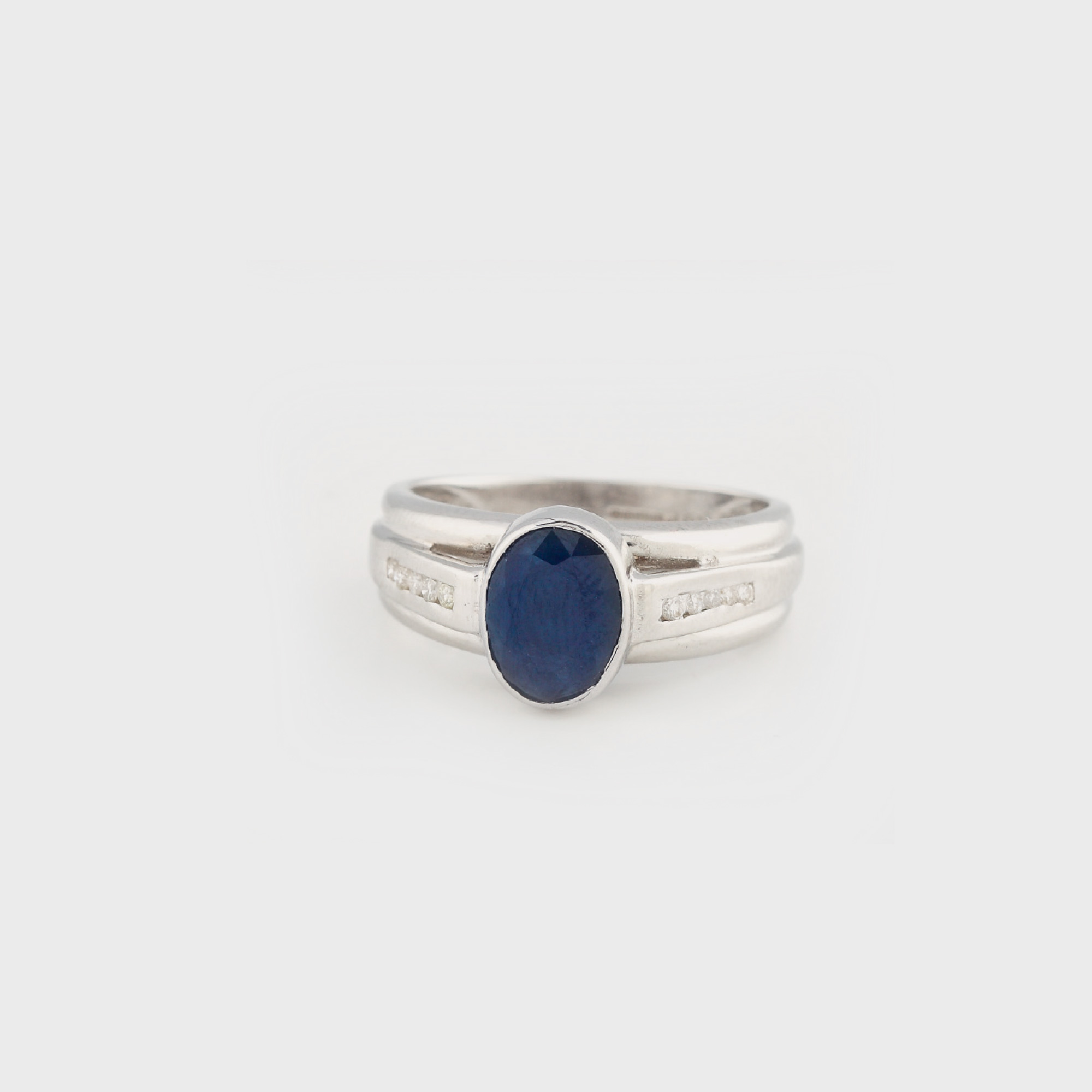 Inel din aur alb, decorat cu safir oval şi diamante 