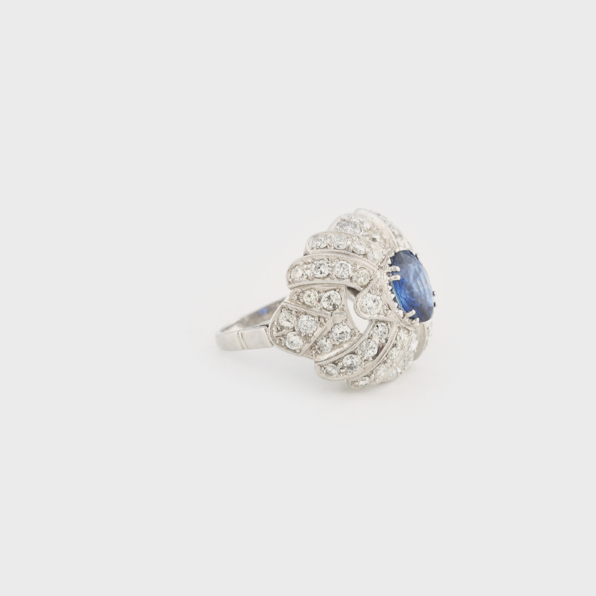 Inel din platină, amplu decorat cu diamante şi safir 