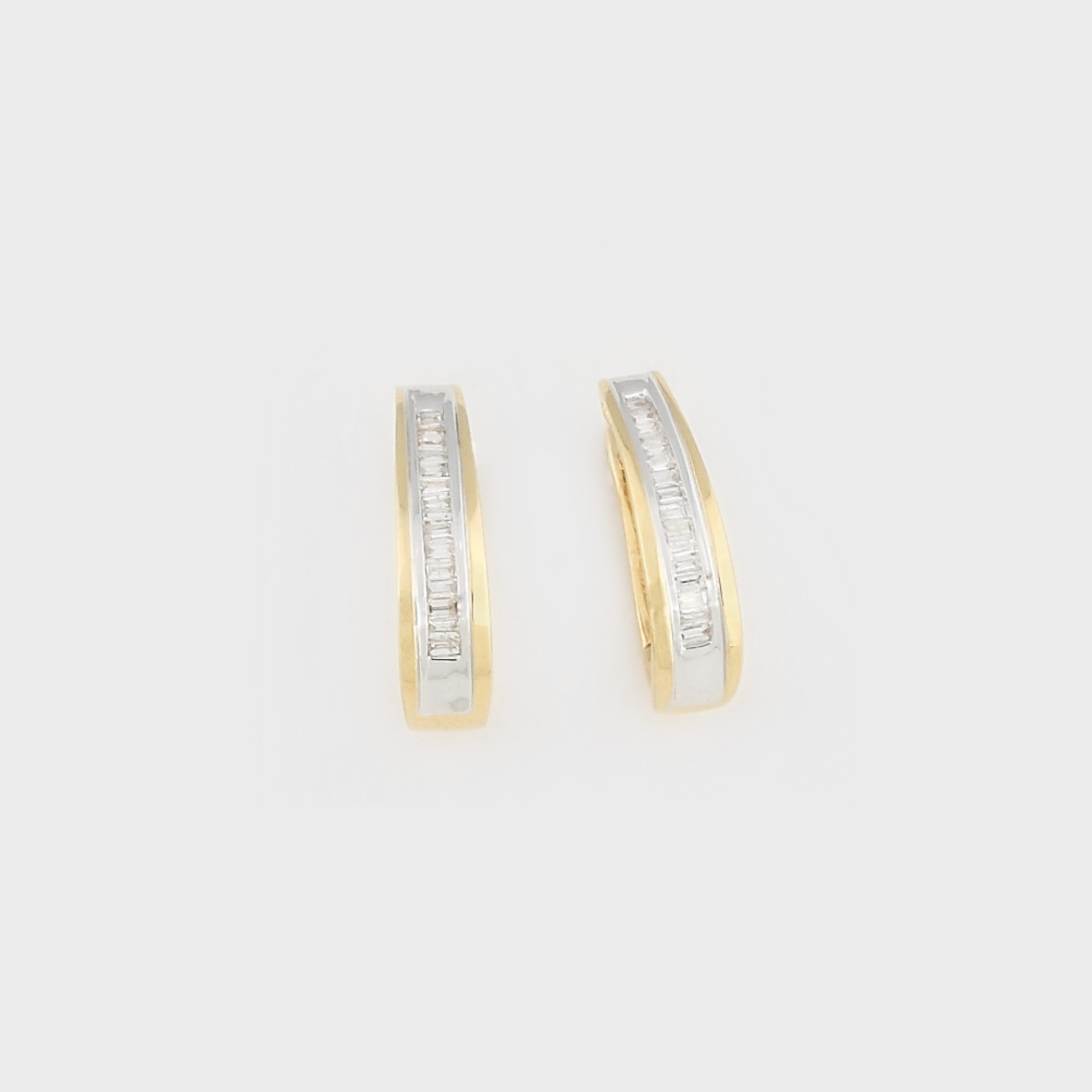 Pereche de cercei din aur, ornată cu suită de diamante baguette cut