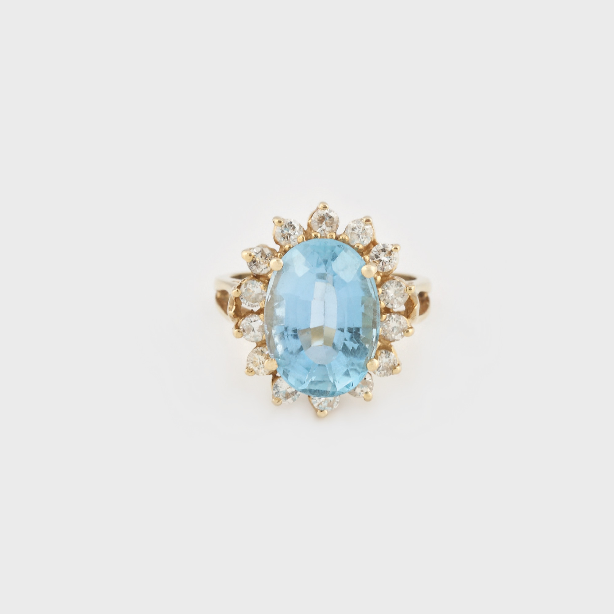 Inel din aur, decorat cu topaz anturat de diamante