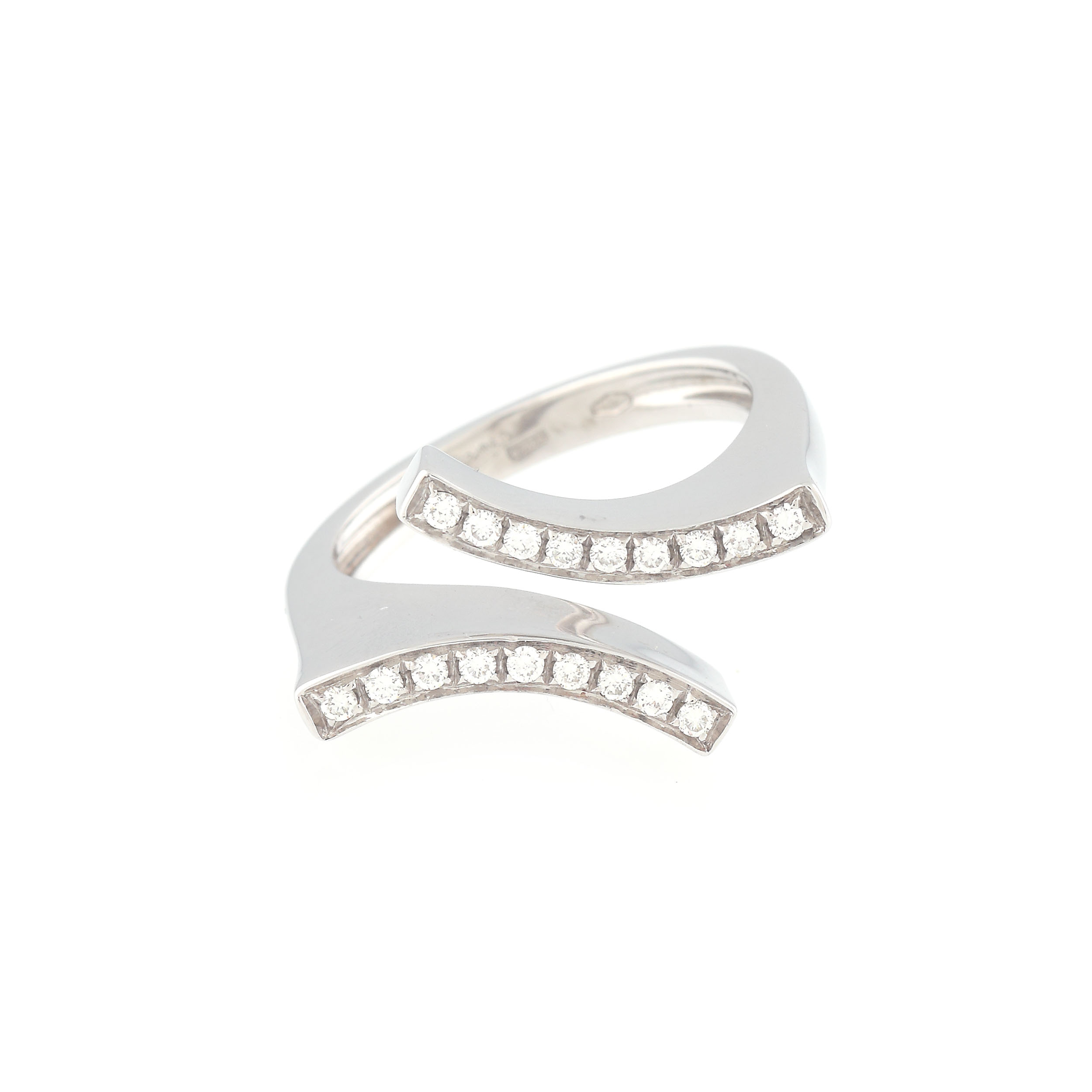 White gold ring, decorated with a suite of diamonds