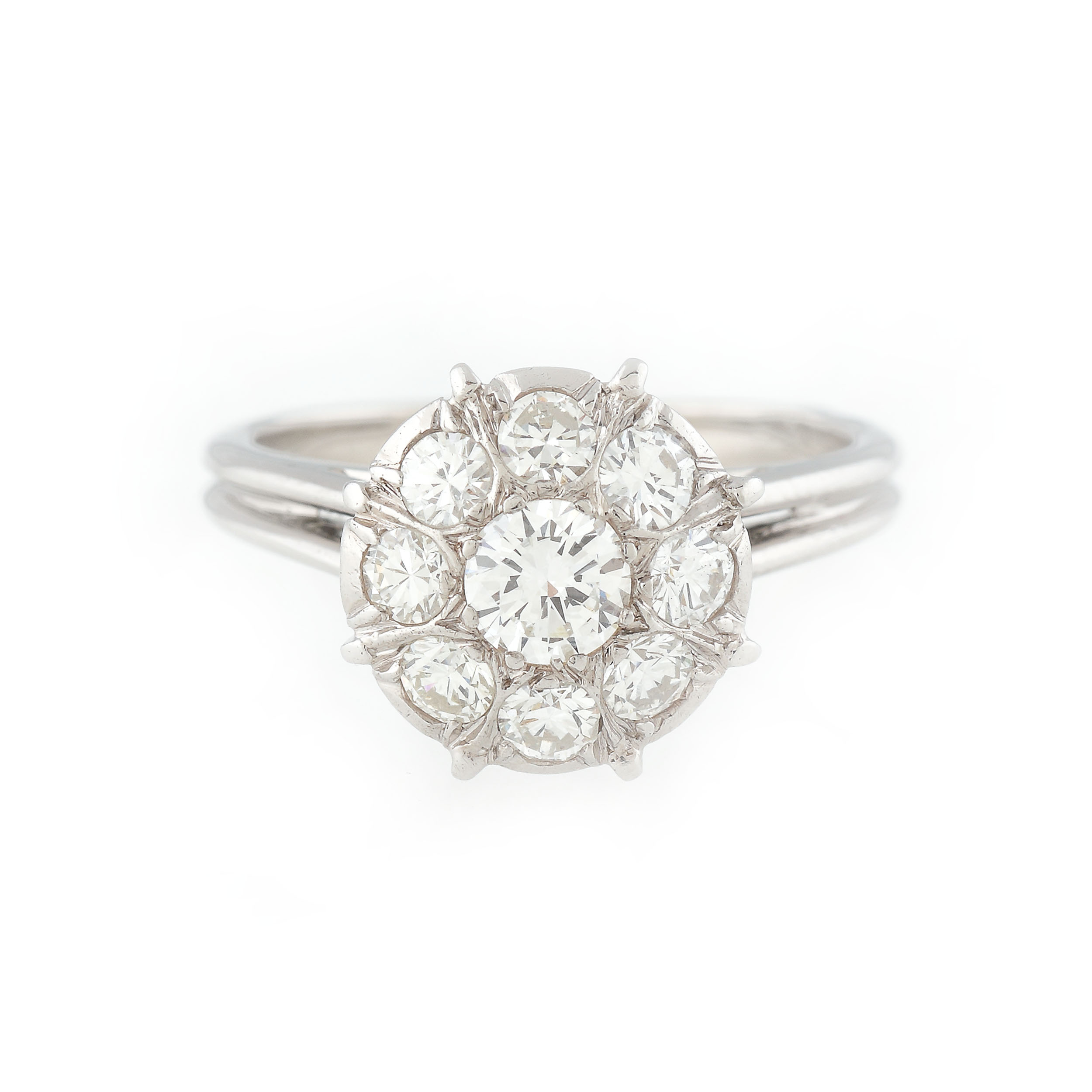 White gold ring, decorated with a diamond crown