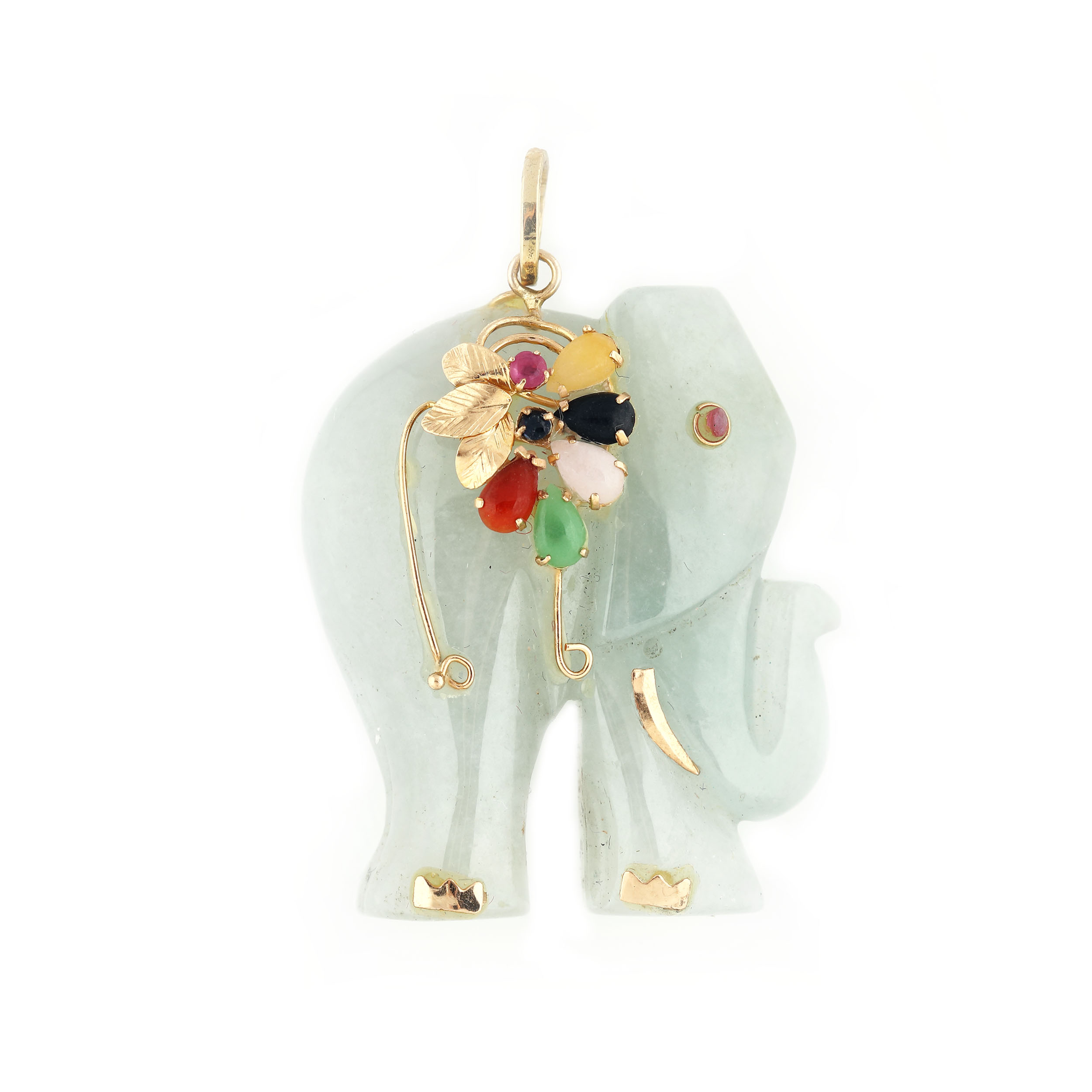 Pandantiv din jadeit sculptat, în formă de elefant, ornat cu rubine și safir 