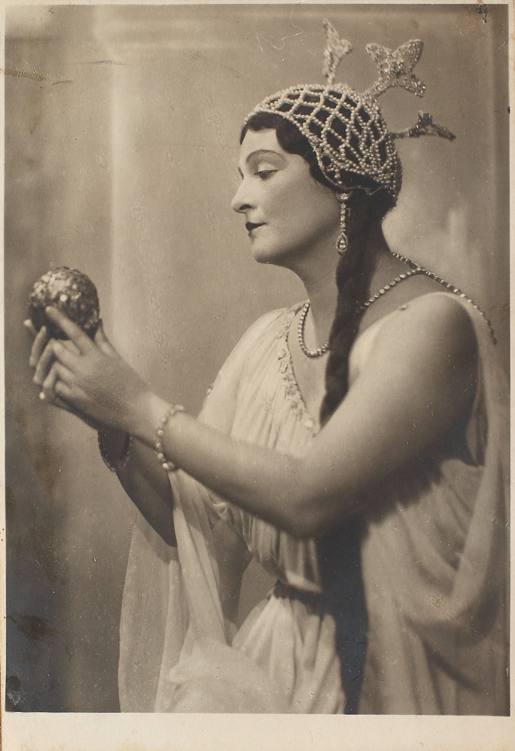 Fotografie a actriței Agepsina Macri, în piesa de teatru "Înșir'te mărgărite" a soțului ei Victor Eftimiu, 1932