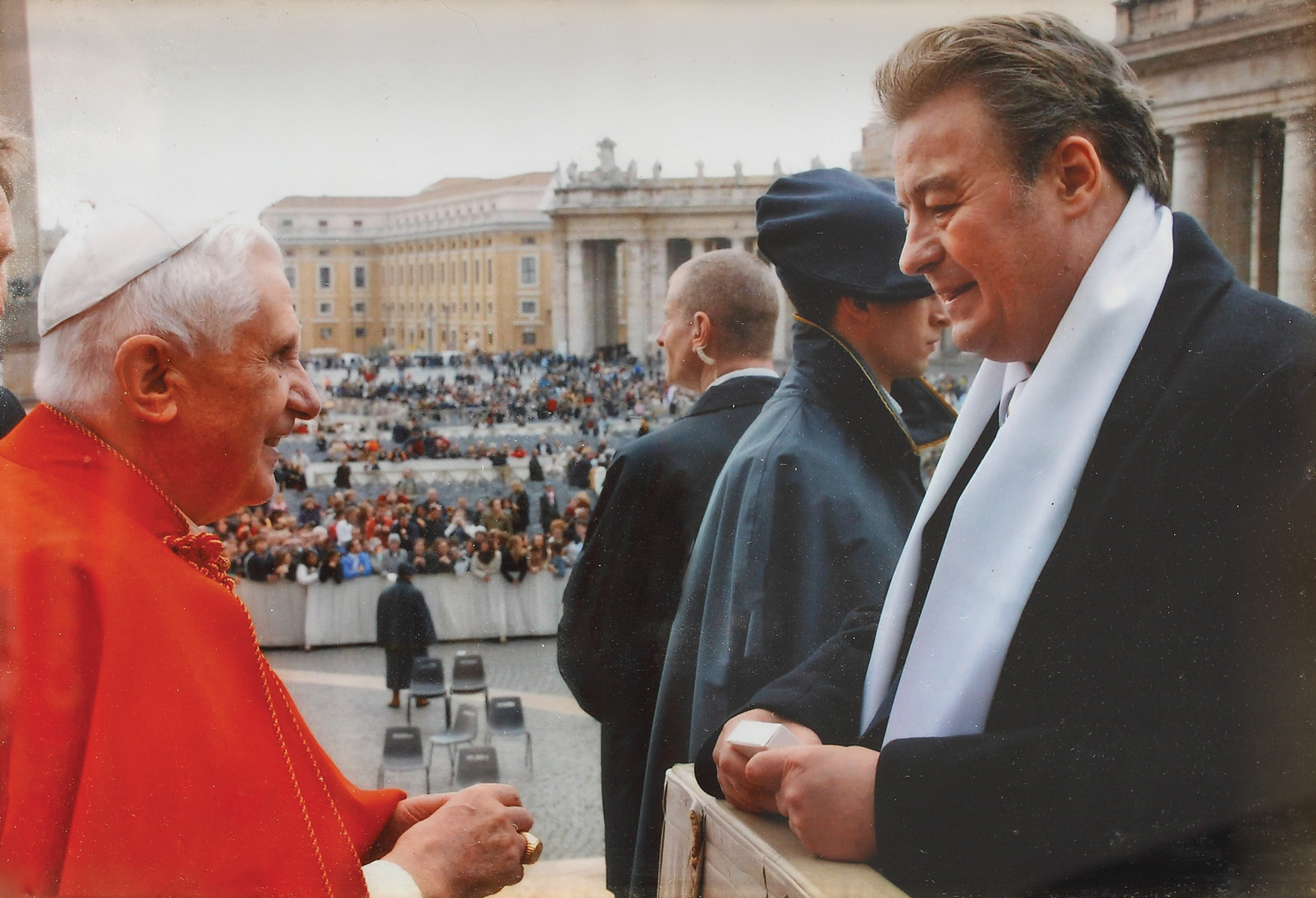 Fotografie a poetului Corneliu Vadim Tudor în vizită la Sanctitatea Sa Papa Benedict al XVI-lea