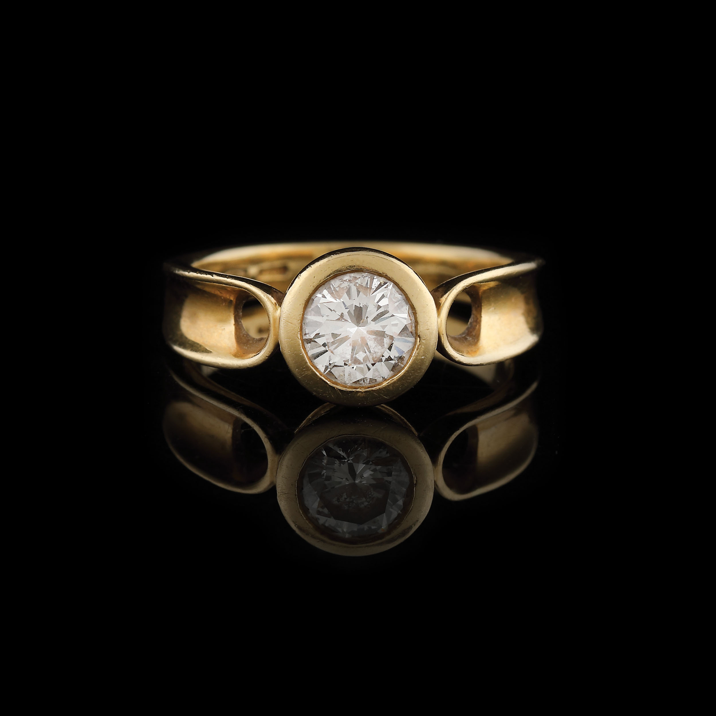 Frumos inel din aur, decorat cu diamant solitaire