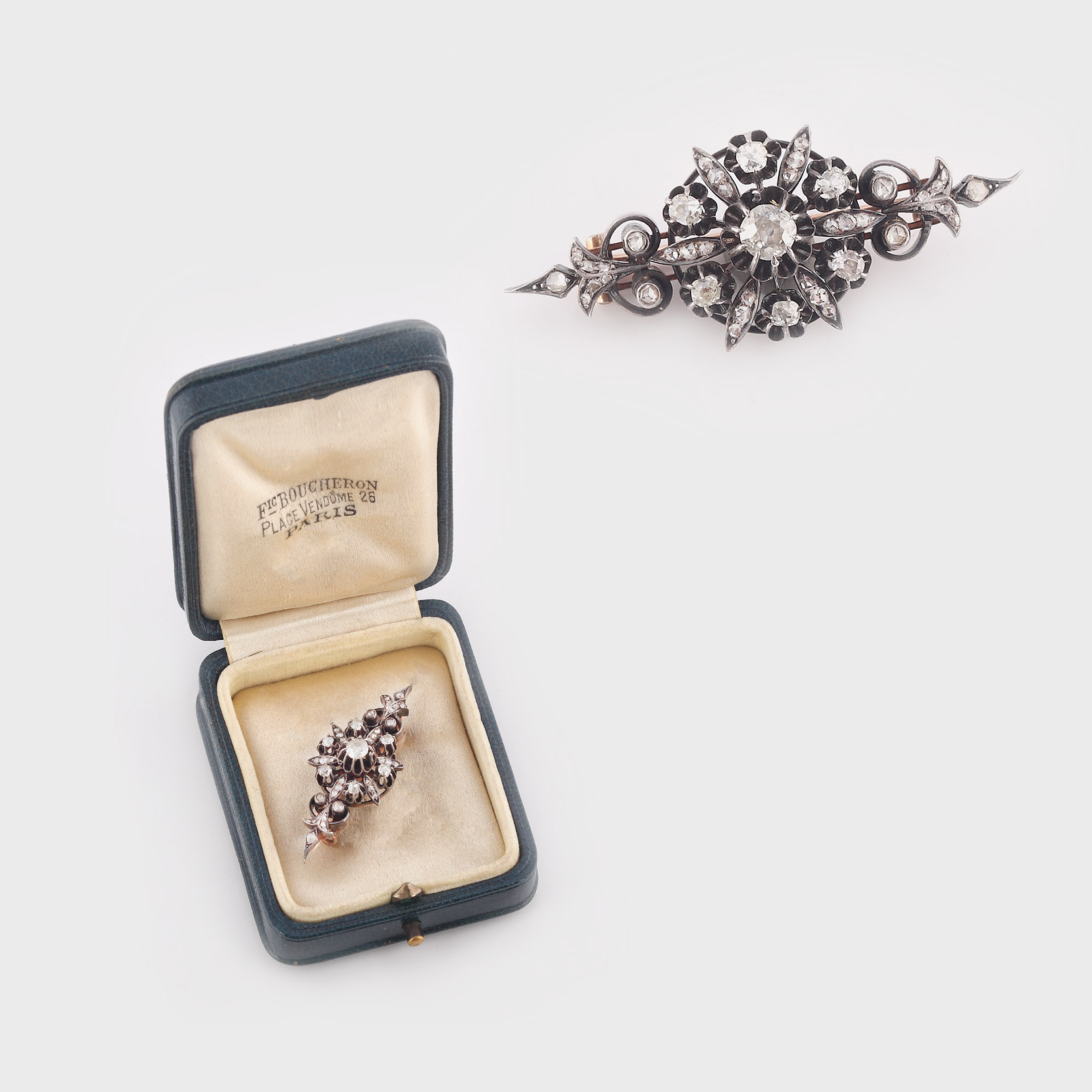 Broşă din aur roz, bogat decorată cu diamante, în cutia magazinului Boucheron, Paris