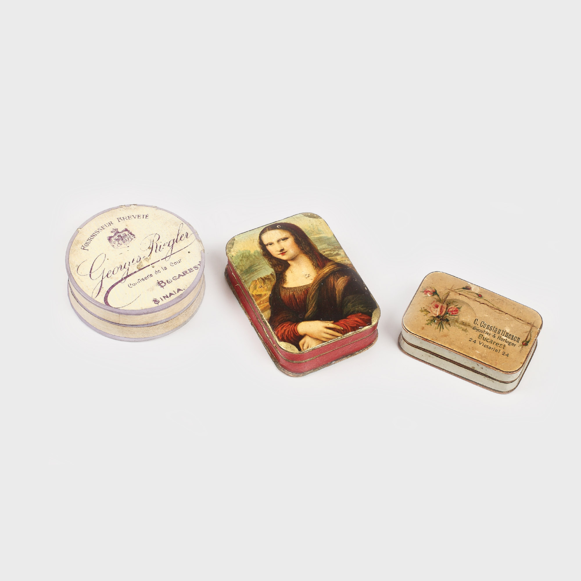 Lot format din 3 cutii, pentru bomboane și pentru bijuterii, magazinele "G. Riegler", "Gioconda" și "C. Constantinescu", București, începutul sec. XX