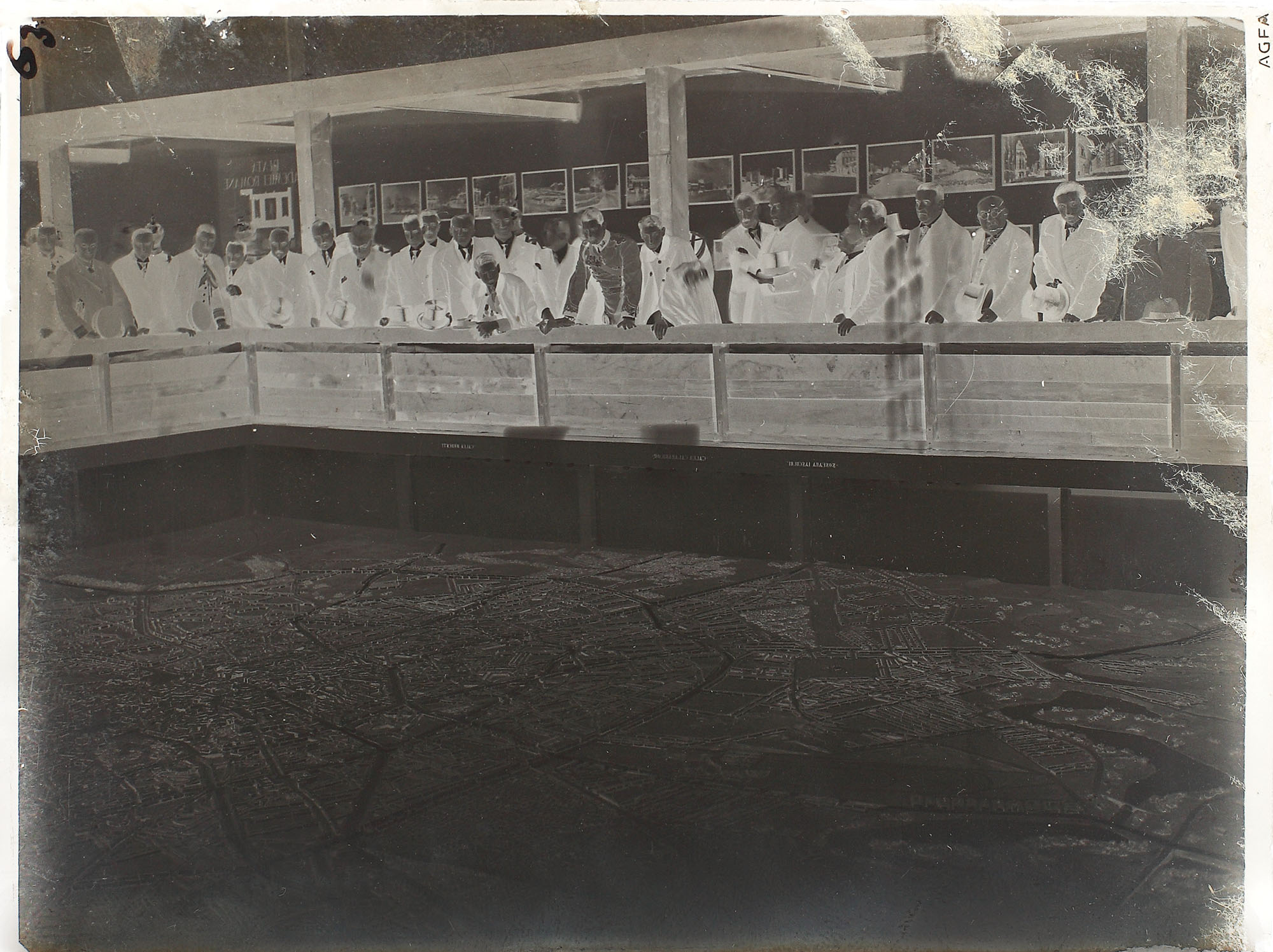 Fotografie (negativ pe sticlă), Regelui Carol al II-lea i se prezintă macheta Bucureștiului,  așa cum urma a fi sistematizat, Atelier Foto Berman, 1935 (în plicul de arhivare), piesă rară de colecție