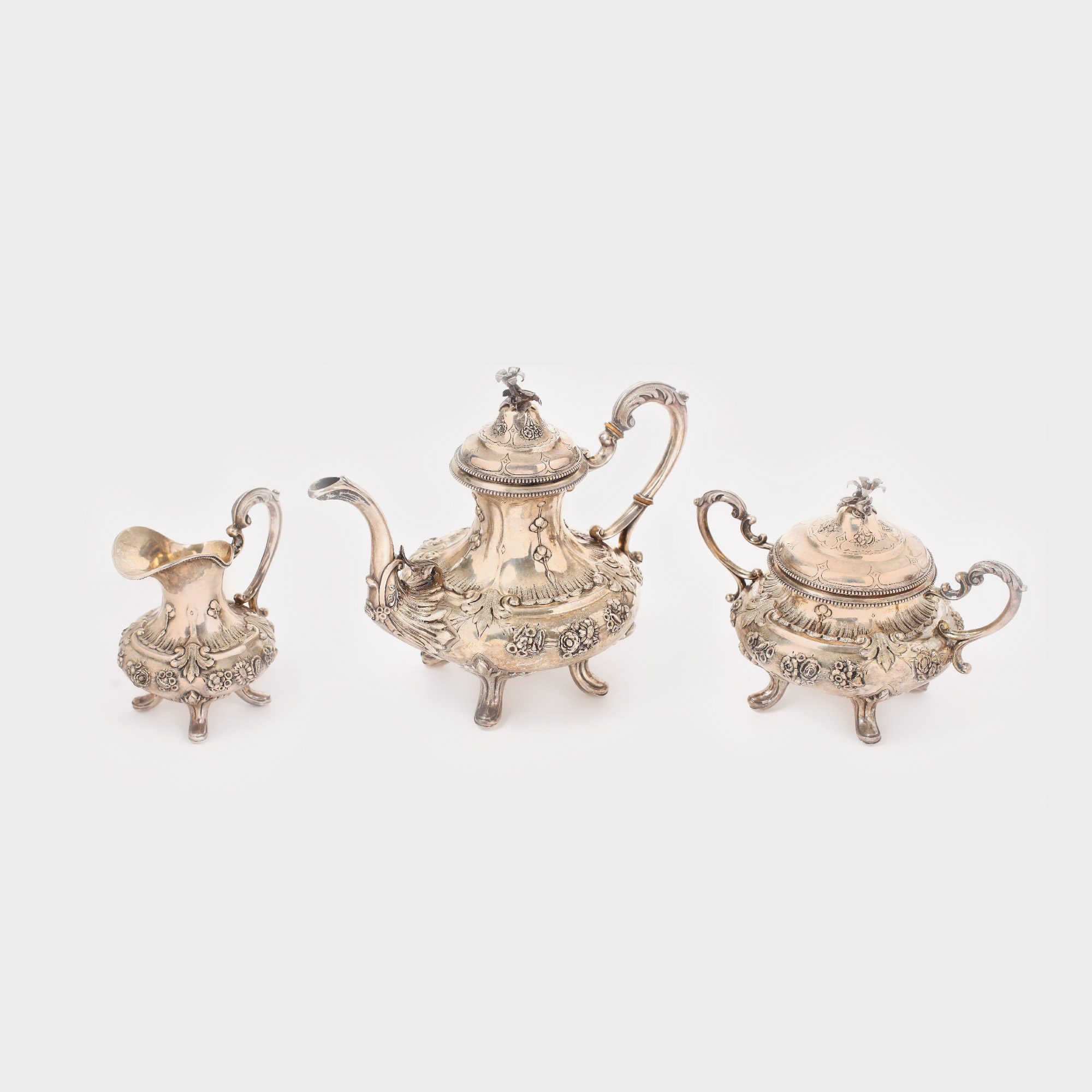 Serviciu din argint, pentru servit ceaiul, cu ornamentații florale de inspirație Rococo, 1838-1868