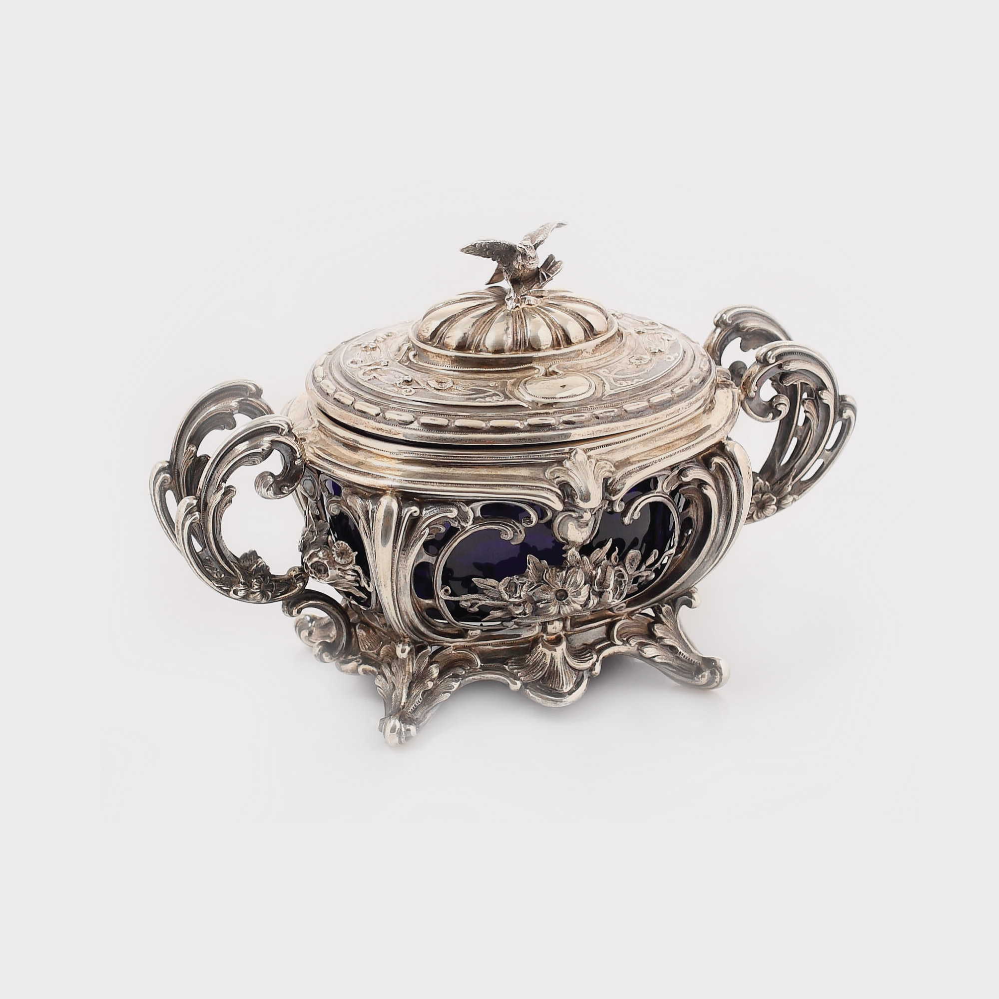 Bombonieră din argint, cu vas interior din sticlă cobalt, decorată în stil Rococo, 1838-1846