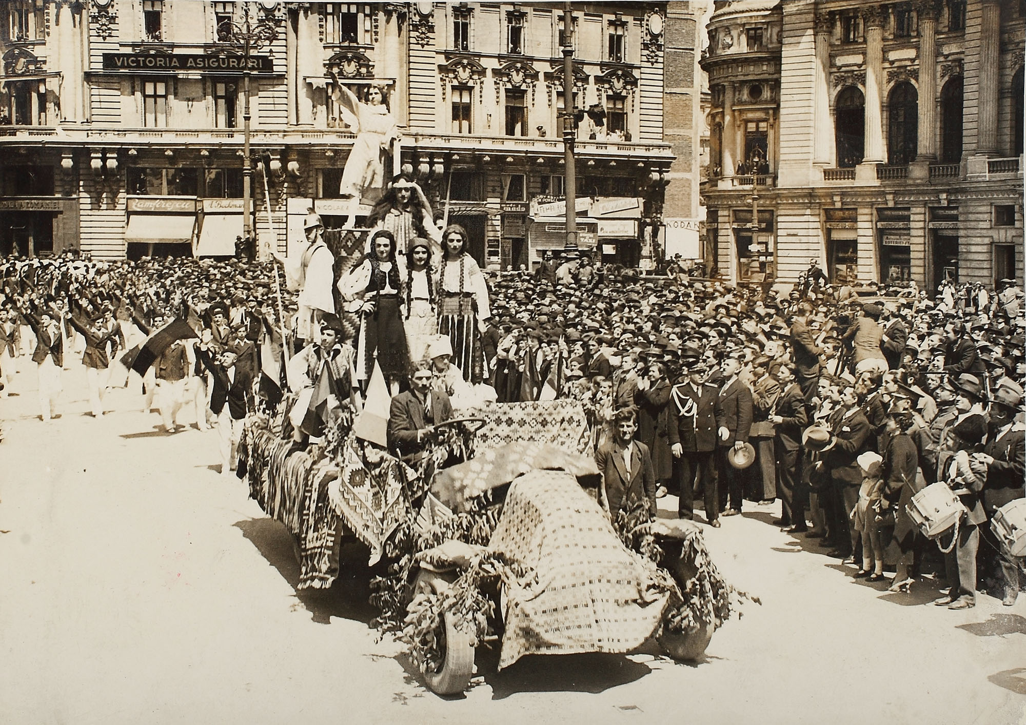 Fotografie rară înfățișând carul alegoric al Tinerimii Române, anii 1930 