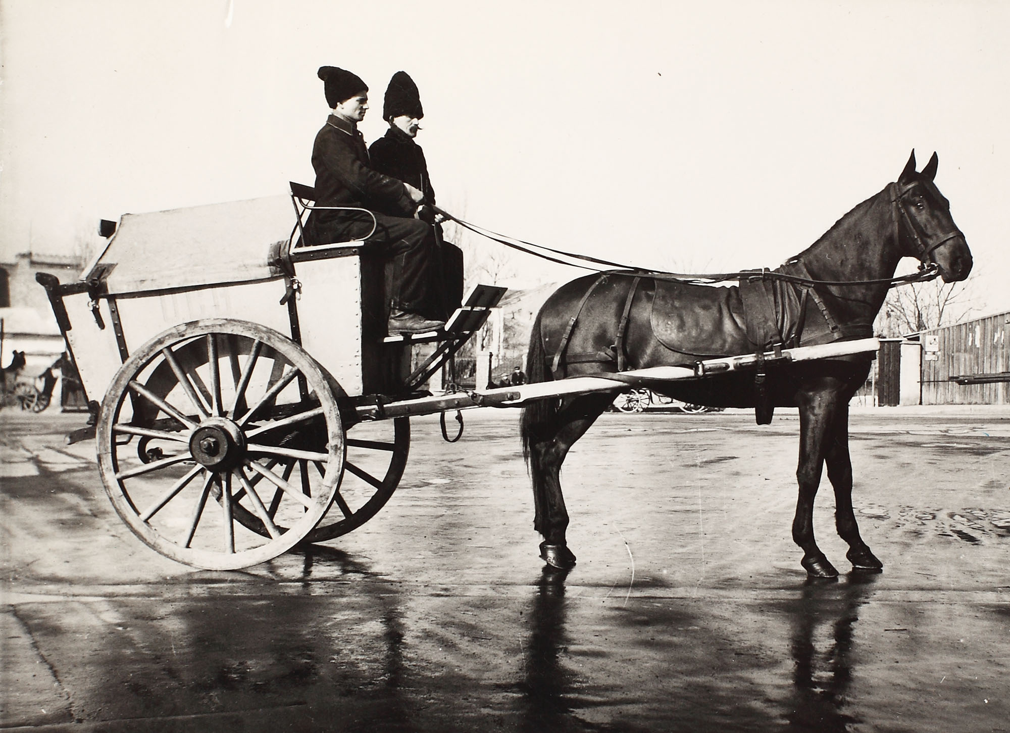 Fotografie înfățișând o cotigă (modernizată) utilizată de serviciile de salubritate din București, mijlocul anilor 1930