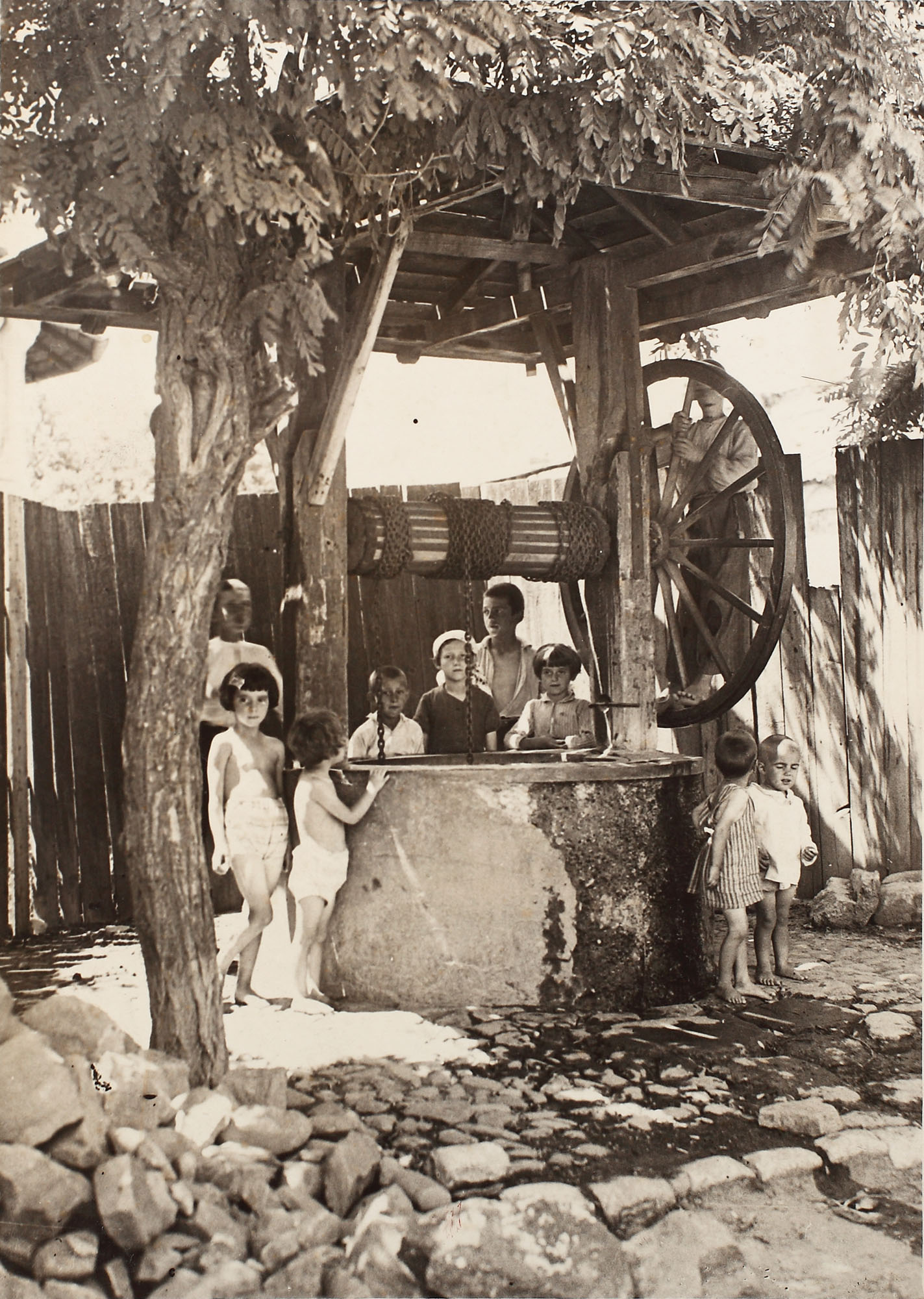 Fotografie rară din periferia Bucureștiului anilor 1930, Puț din fața bisericii Târca-Vitan 