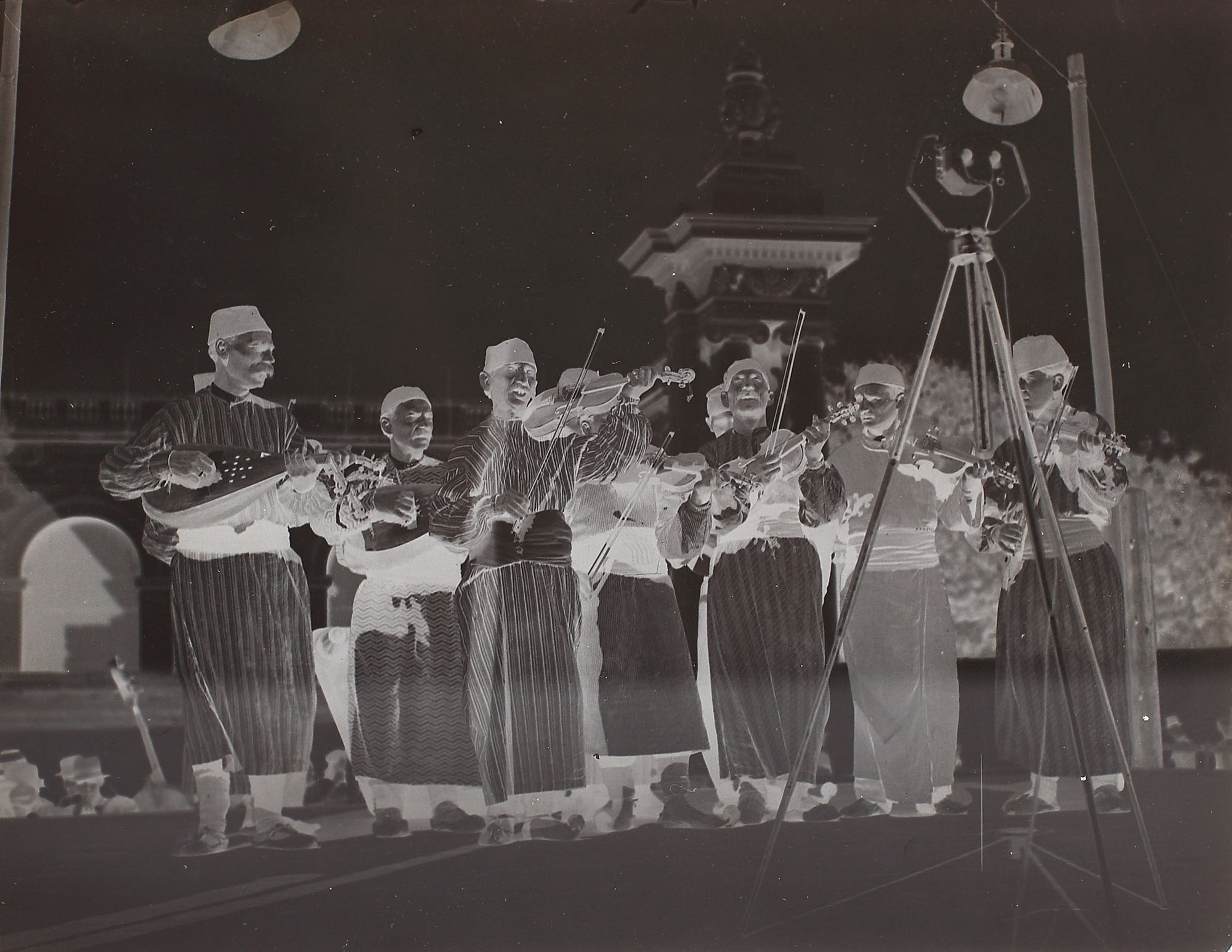 Fotografie (negativ pe sticlă), taraful de lăutari de la Hanul lui Manuc, Atelier Foto Berman, 1935 (în plicul de arhivare), piesă rară de colecție