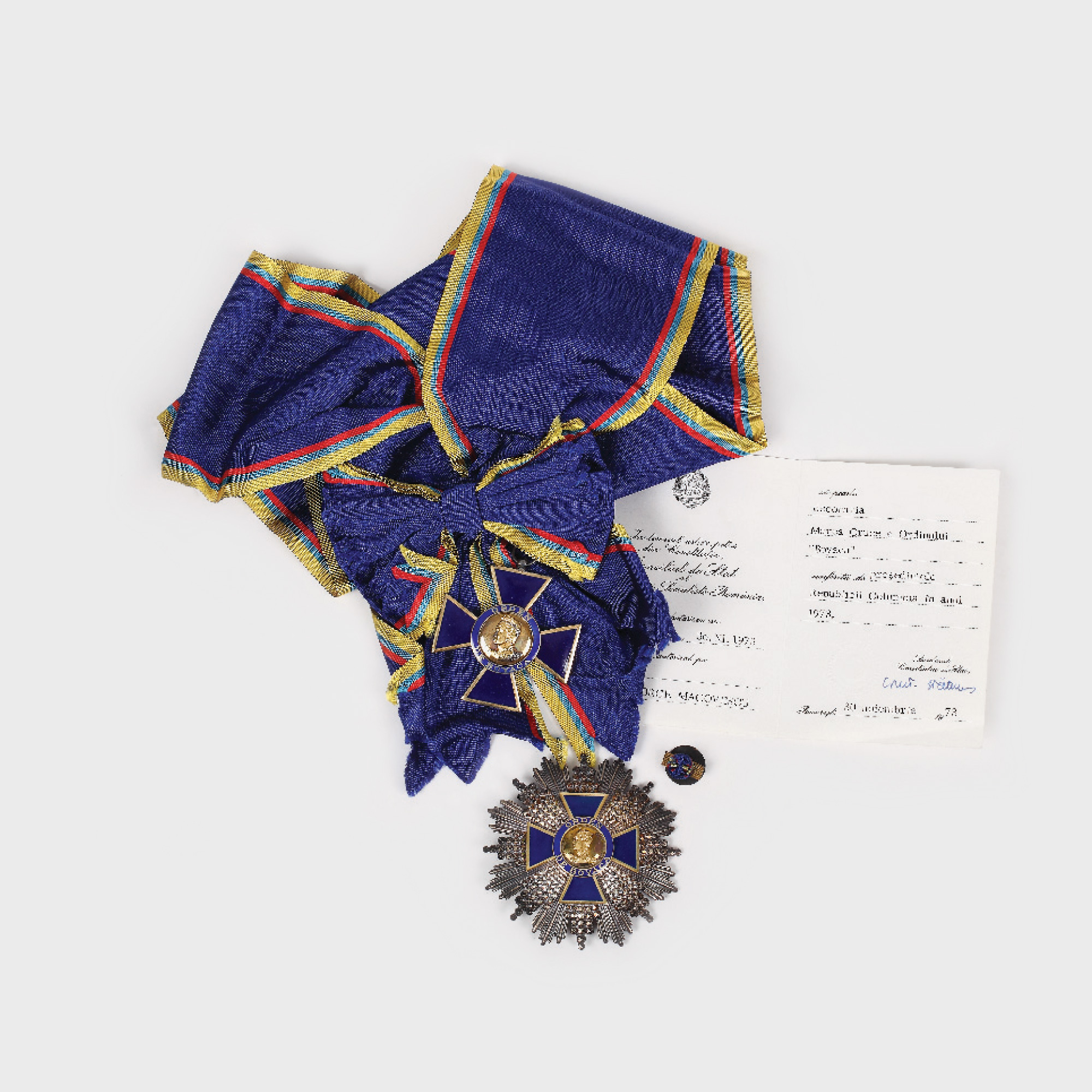 Ordinul ”Boyaca” în grad de Mare Cruce, însoțit de brevet, acordat fostului ministru de externe, George Macovescu, din partea președintelui Republicii Columbia, Misael Pastrana Borrero
