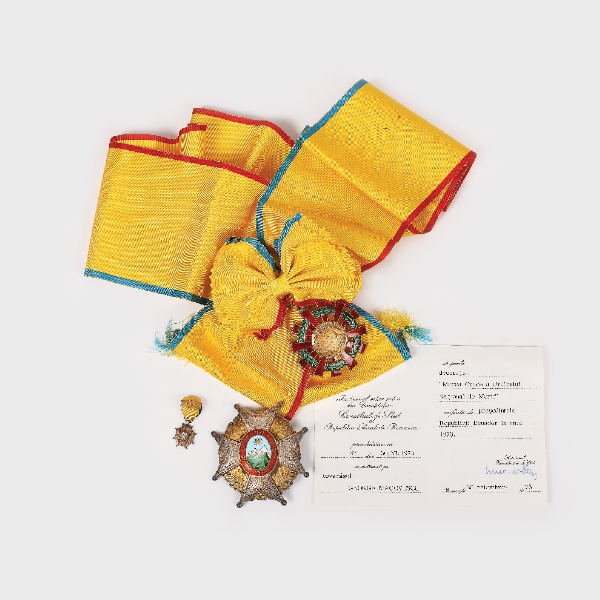 Ordinul ”Meritul Național” în grad de Mare Cruce, însoțit de brevet, acordat fostului ministru de externe, George Macovescu, din partea președintelui Rpublicii Ecuador, Guillermo Rodríguez