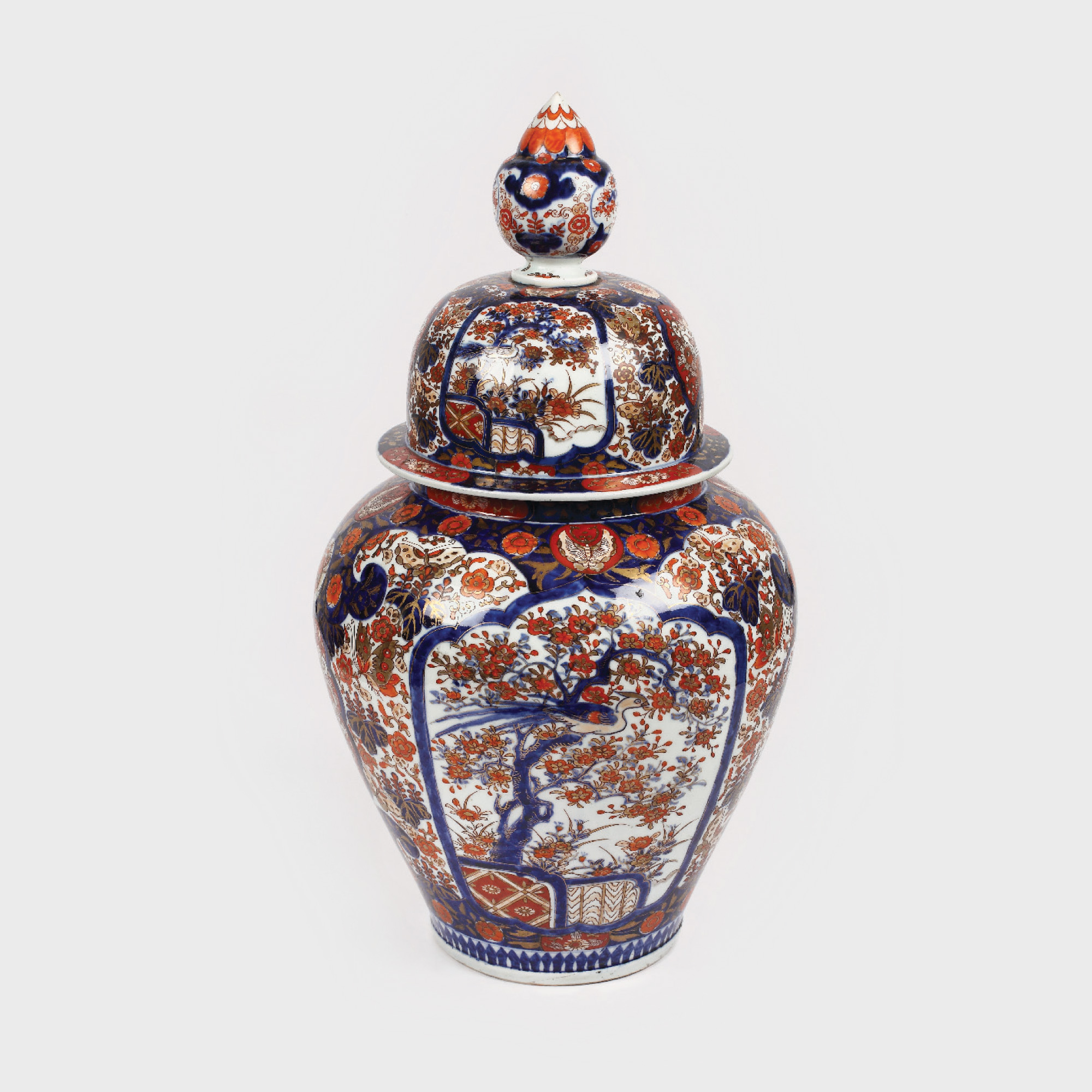 Vas din porţelan, decorat cu păuni, perioada Meiji 