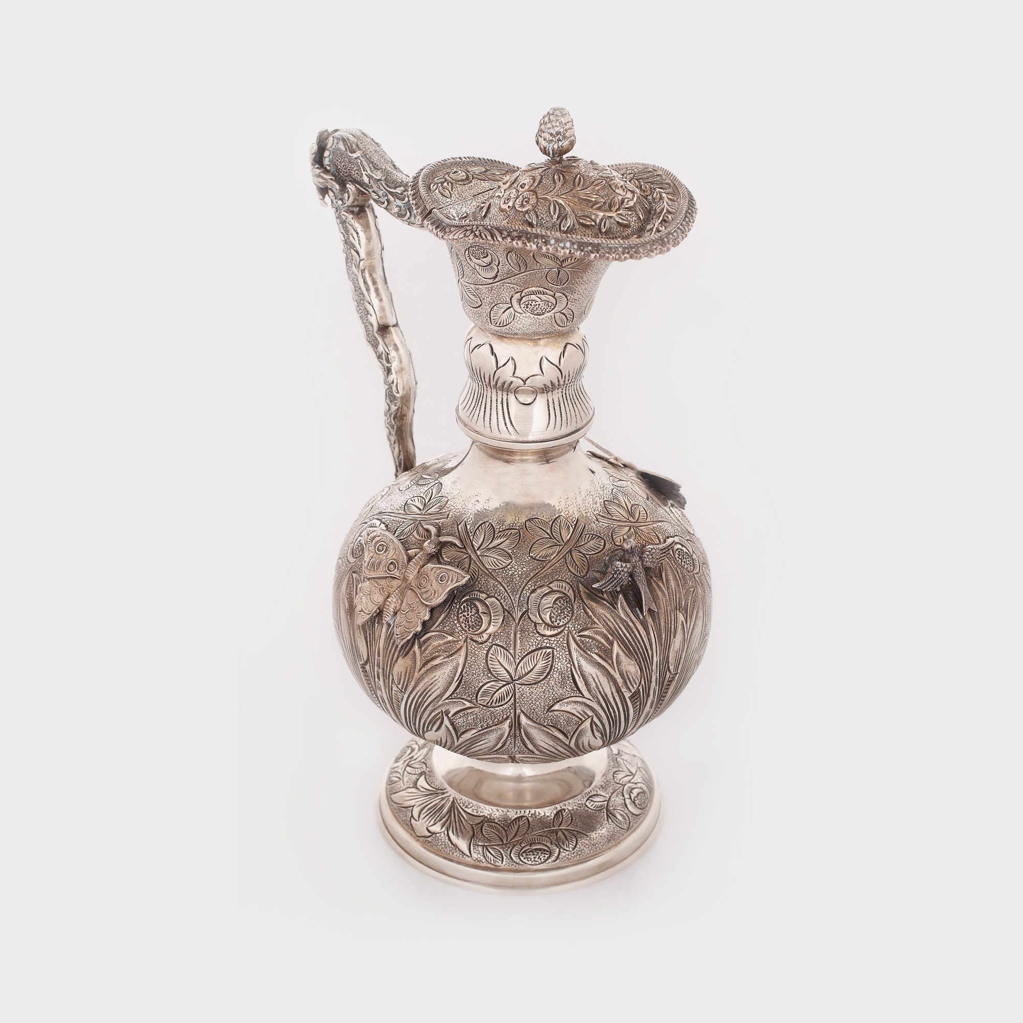 Carafă din argint gravat, amplu decorată cu flori, fluturi şi păsări colibri în ronde-bosse