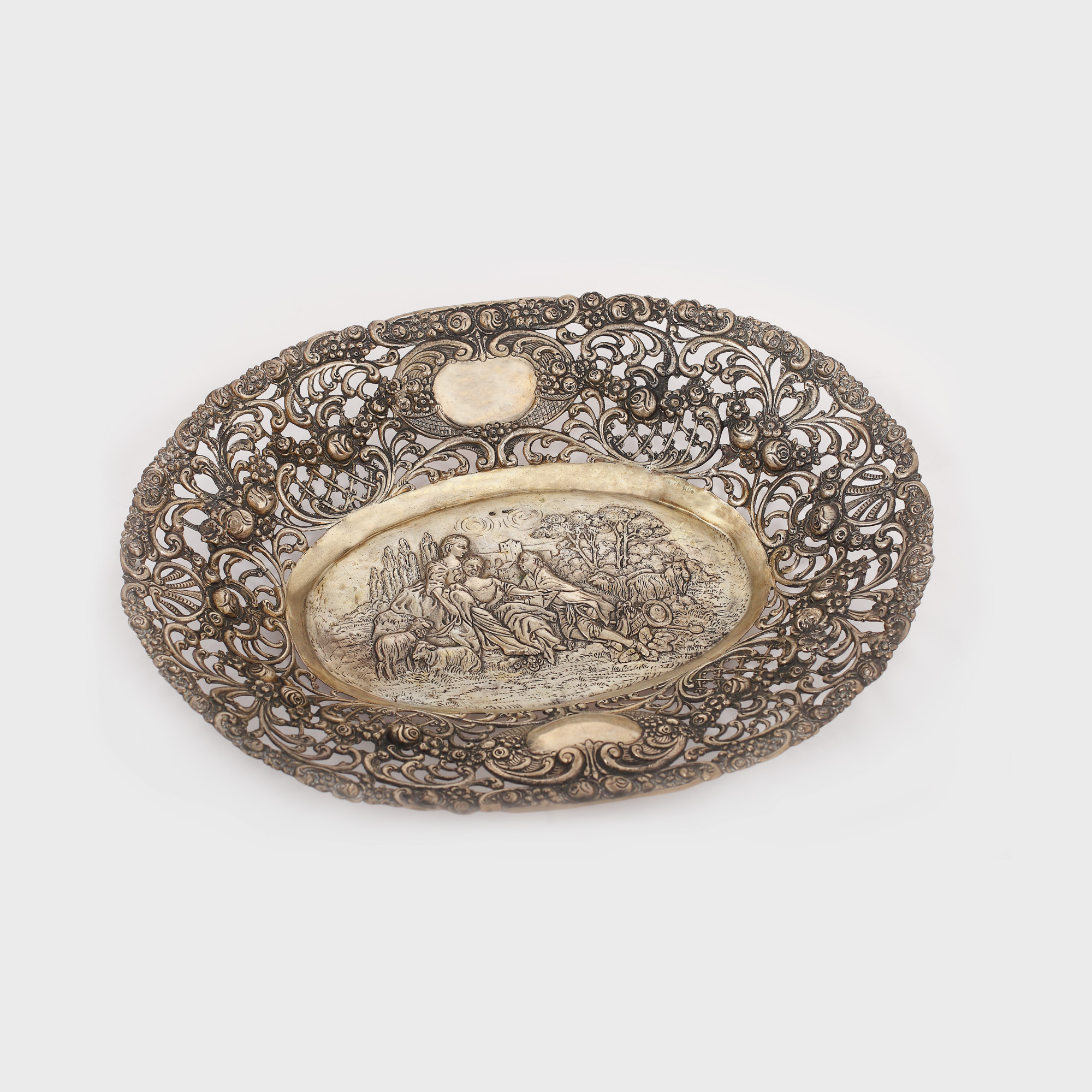 Coş oval traforat, din argint, decorat cu scenă câmpenească, sfârşitul sec. XIX