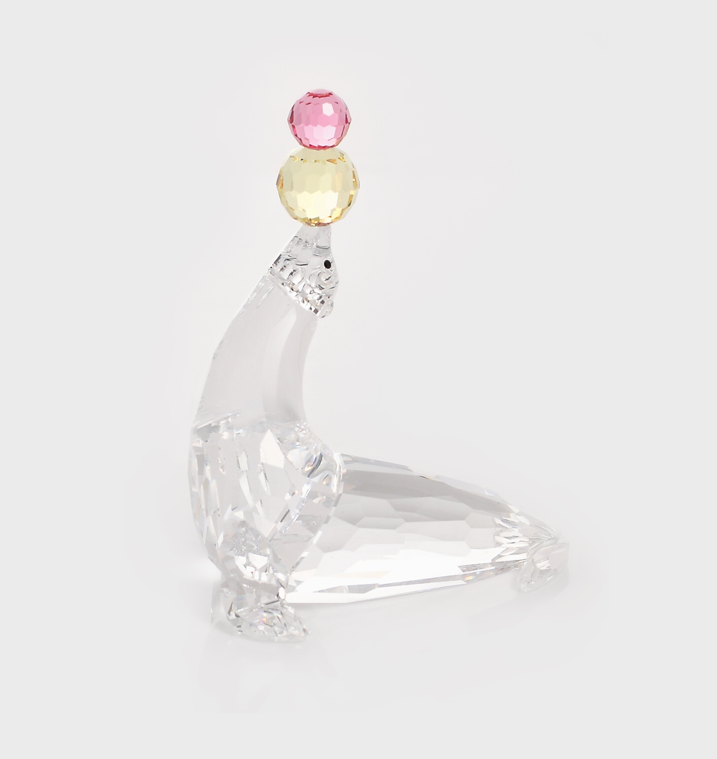 Simpatică focă din cristal Swarovski, jonglând mingi colorate