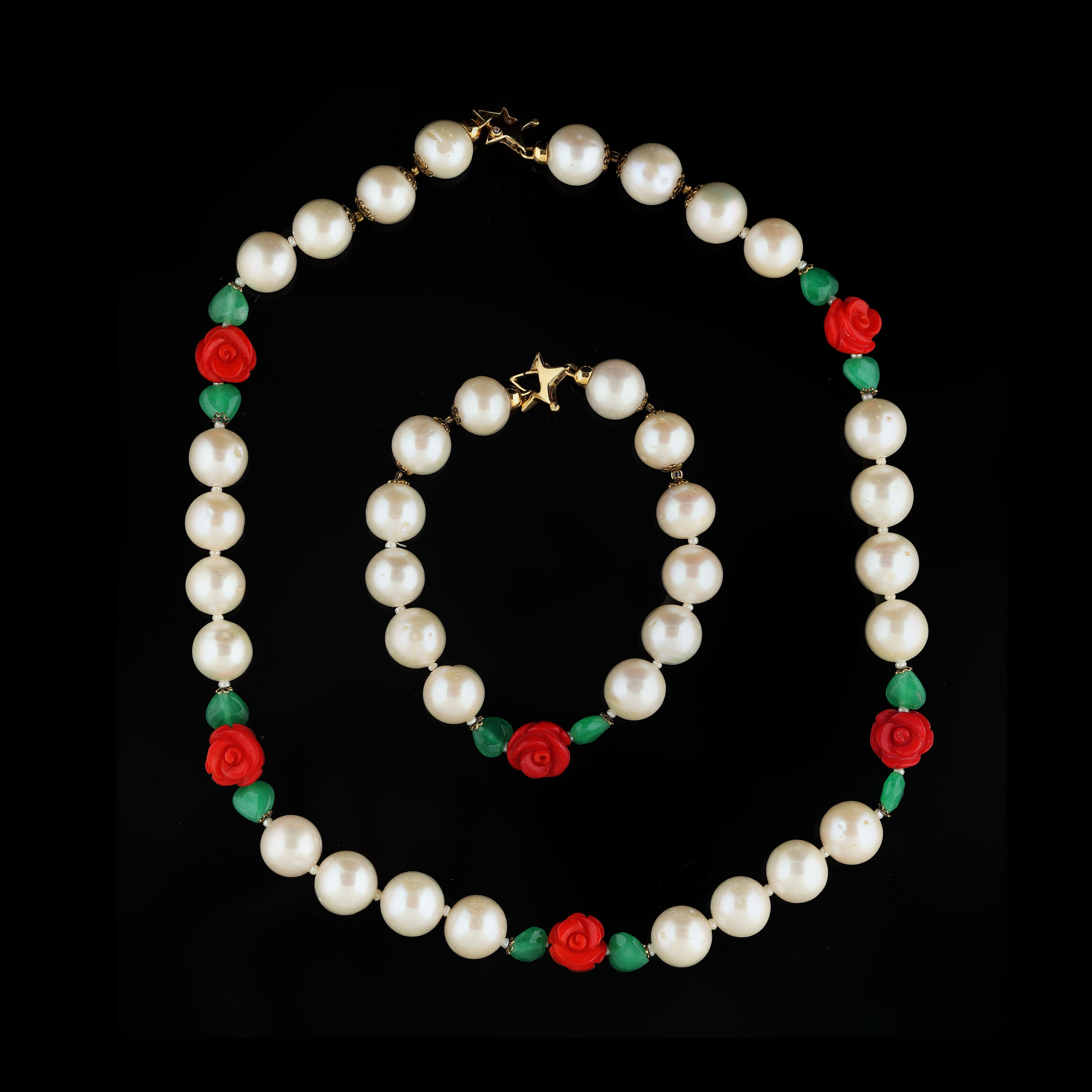 Le Midi set made up of pearls bracelet and necklace, decorated with roses of coral and aventurines