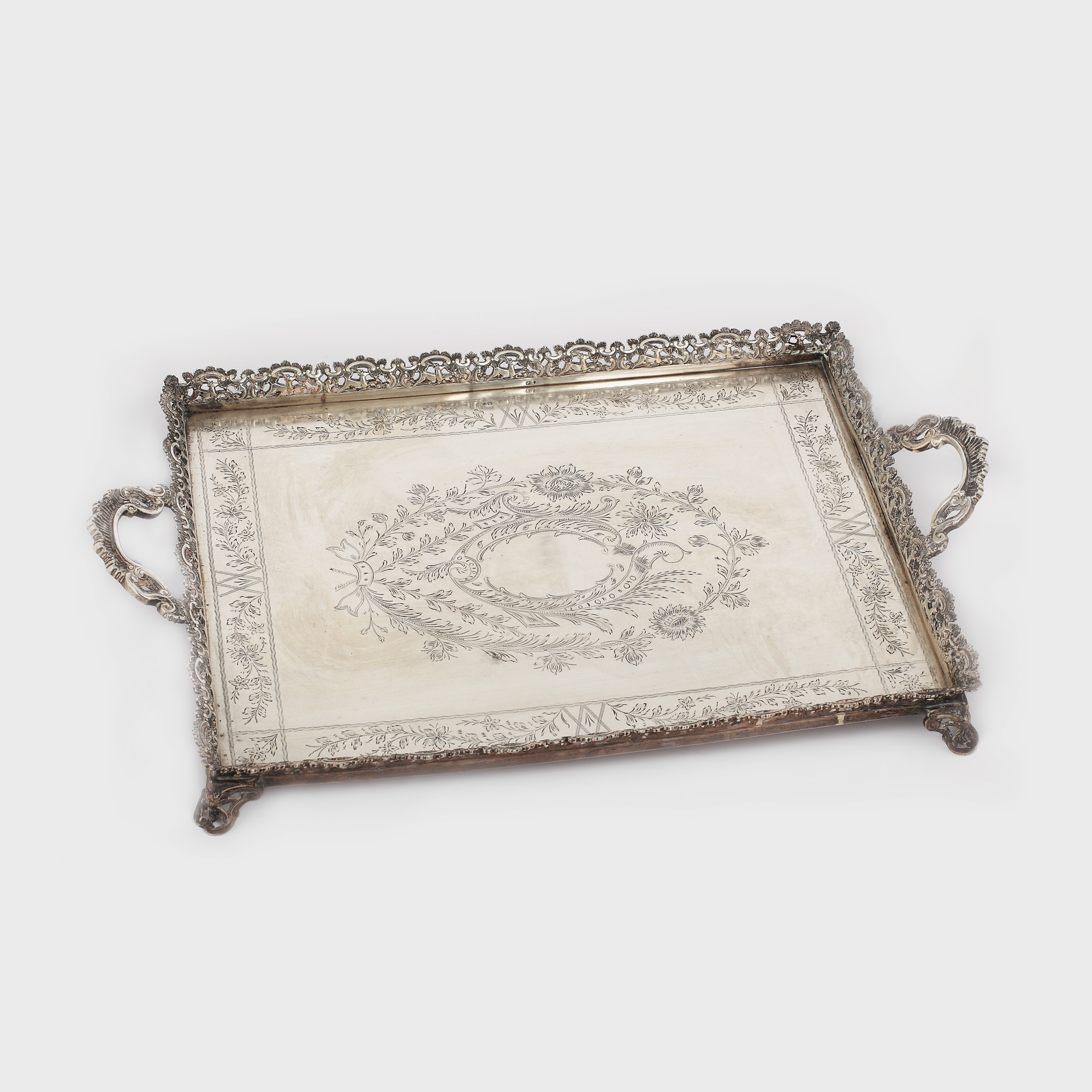 Monumentală tavă din argint, bogat decorată cu motive floral-vegetale şi mânere Rocaille, 1915