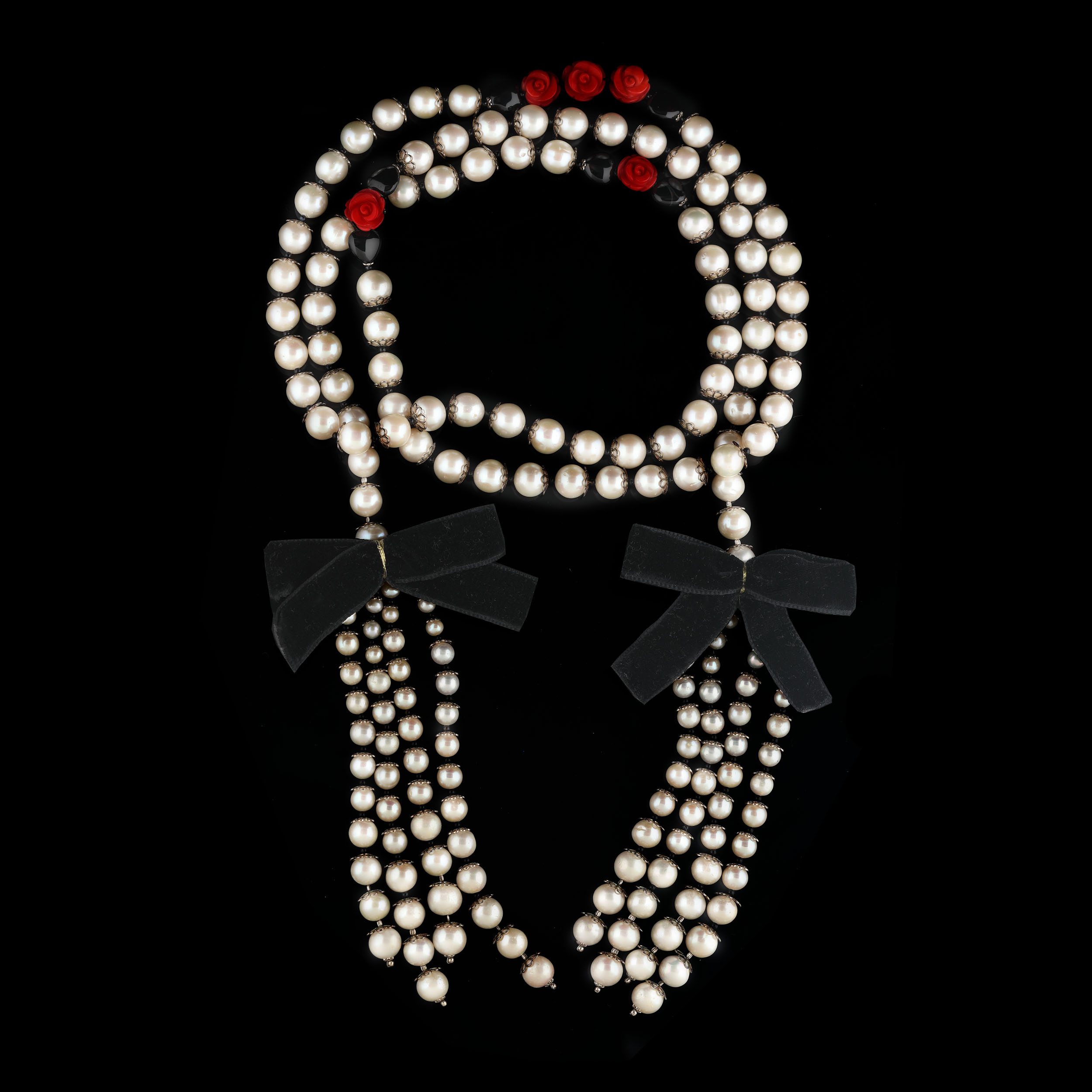 Le Midi pearls necklace, decorated with roses of red coral, onyx hearts, and velvet ornaments
