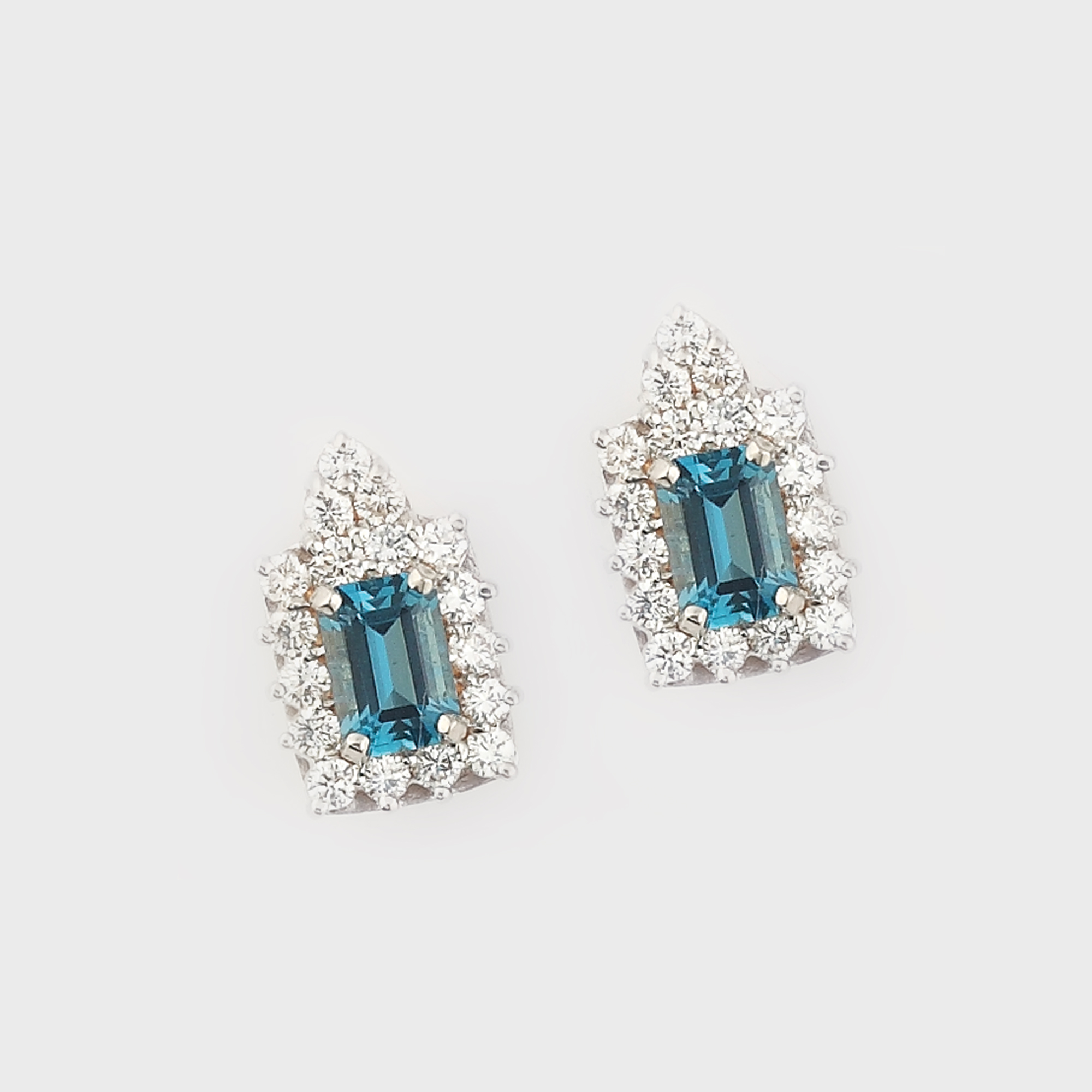 Pereche de cercei din aur alb, decorată cu diamante şi topaze London Blue