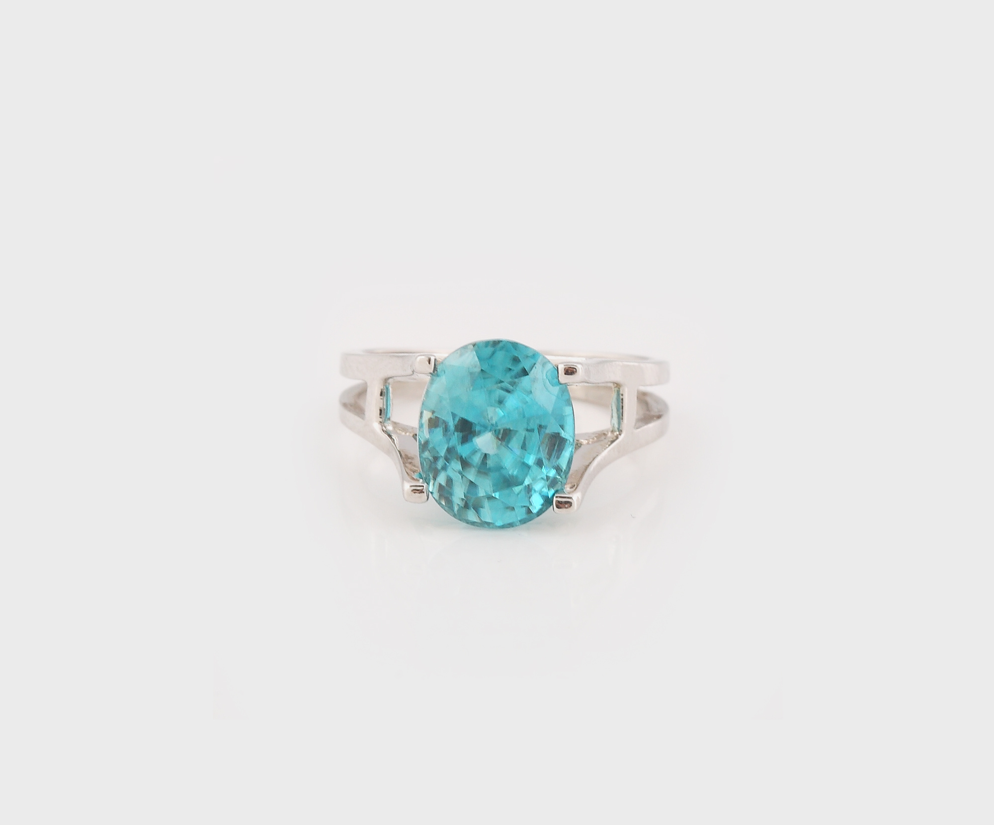 Frumos inel din aur alb, decorat cu un rar zircon bleu-verzui 