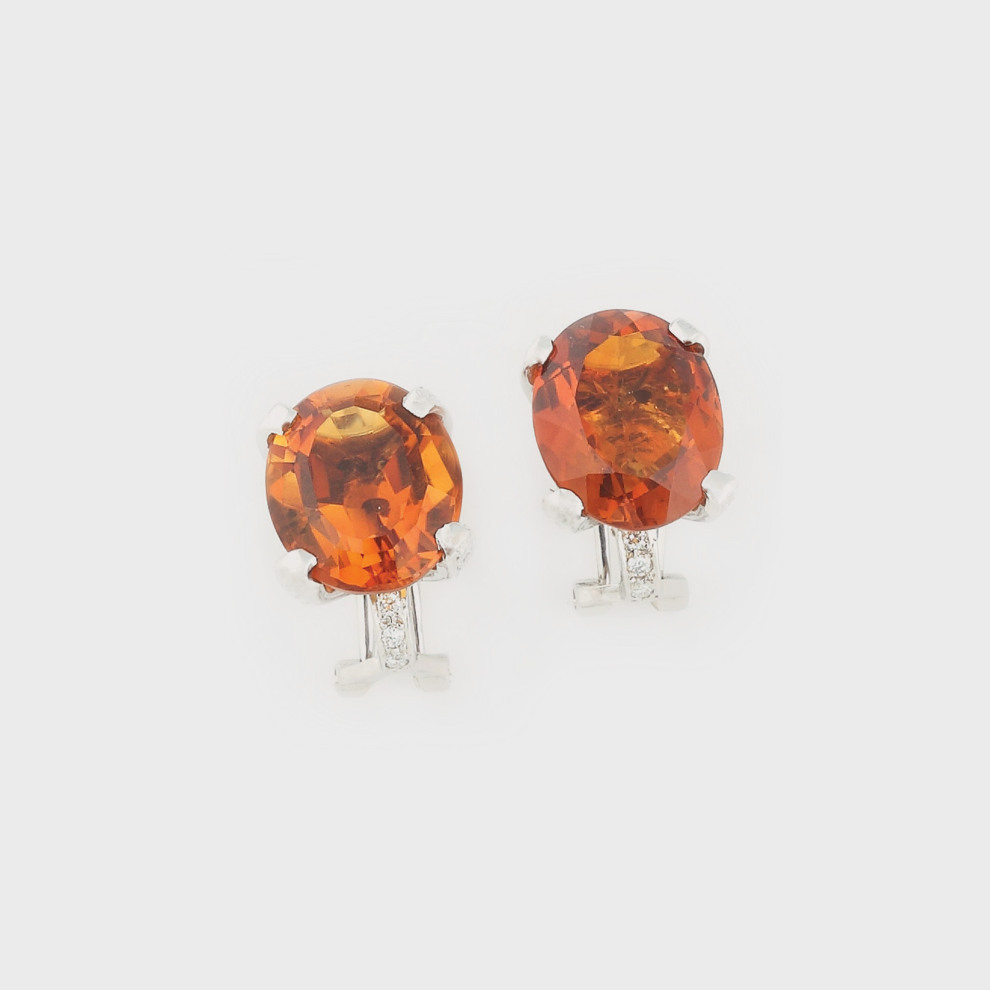 Pereche de cercei din aur alb, decorată cu citrine şi diamante