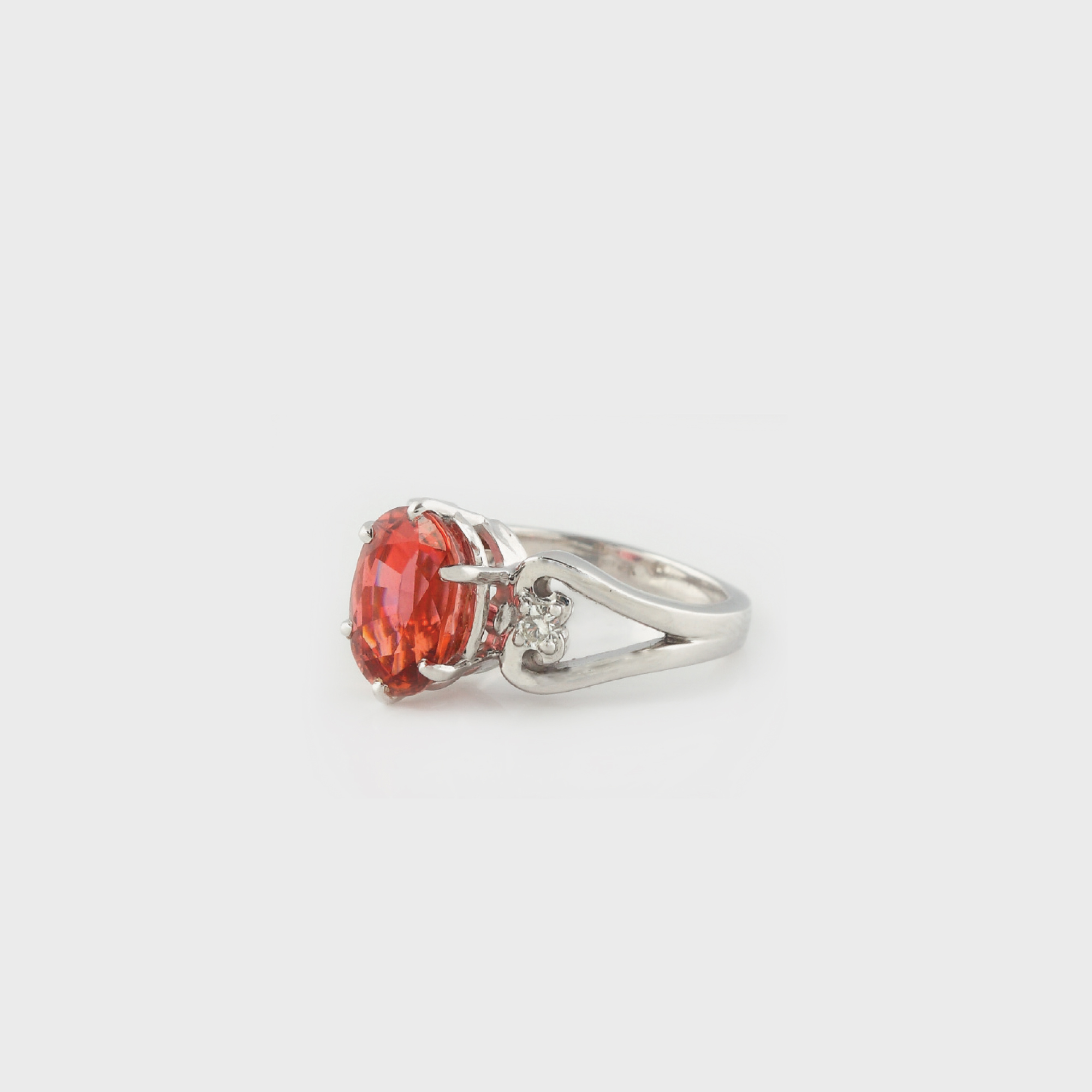 Inel din aur alb, decorat cu dravit având alăturate două diamante