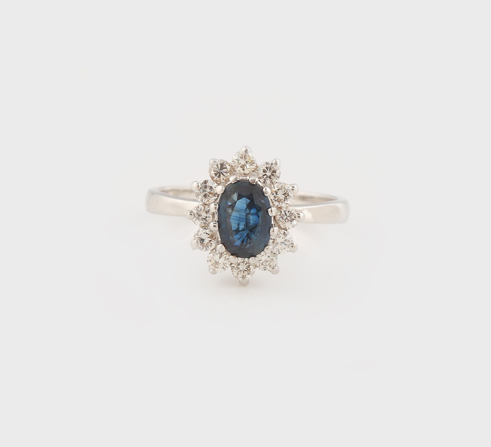 "Floare de safir" - inel din aur alb, decorat cu safir şi diamante 