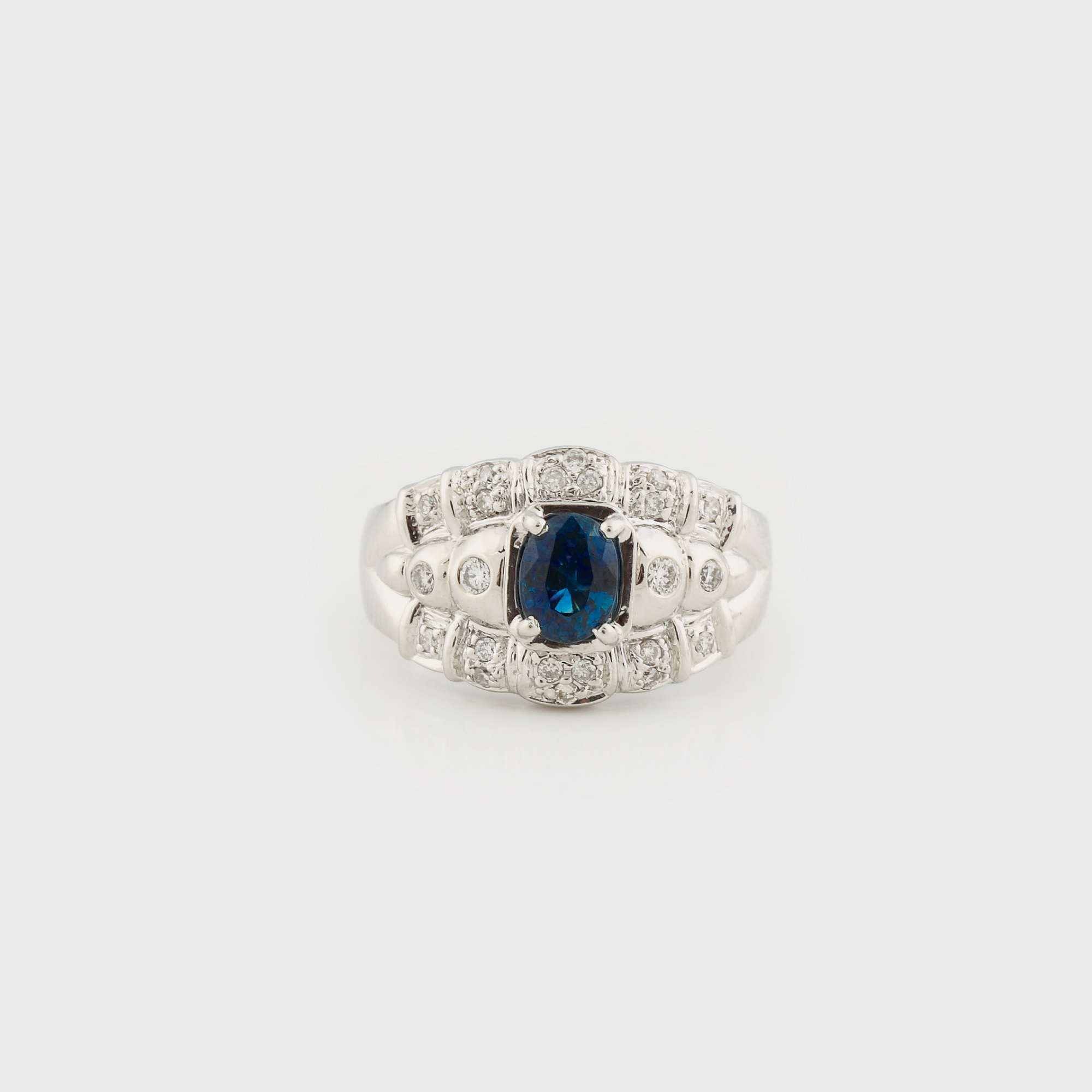 Inel din aur alb, decorat cu safir şi diamante