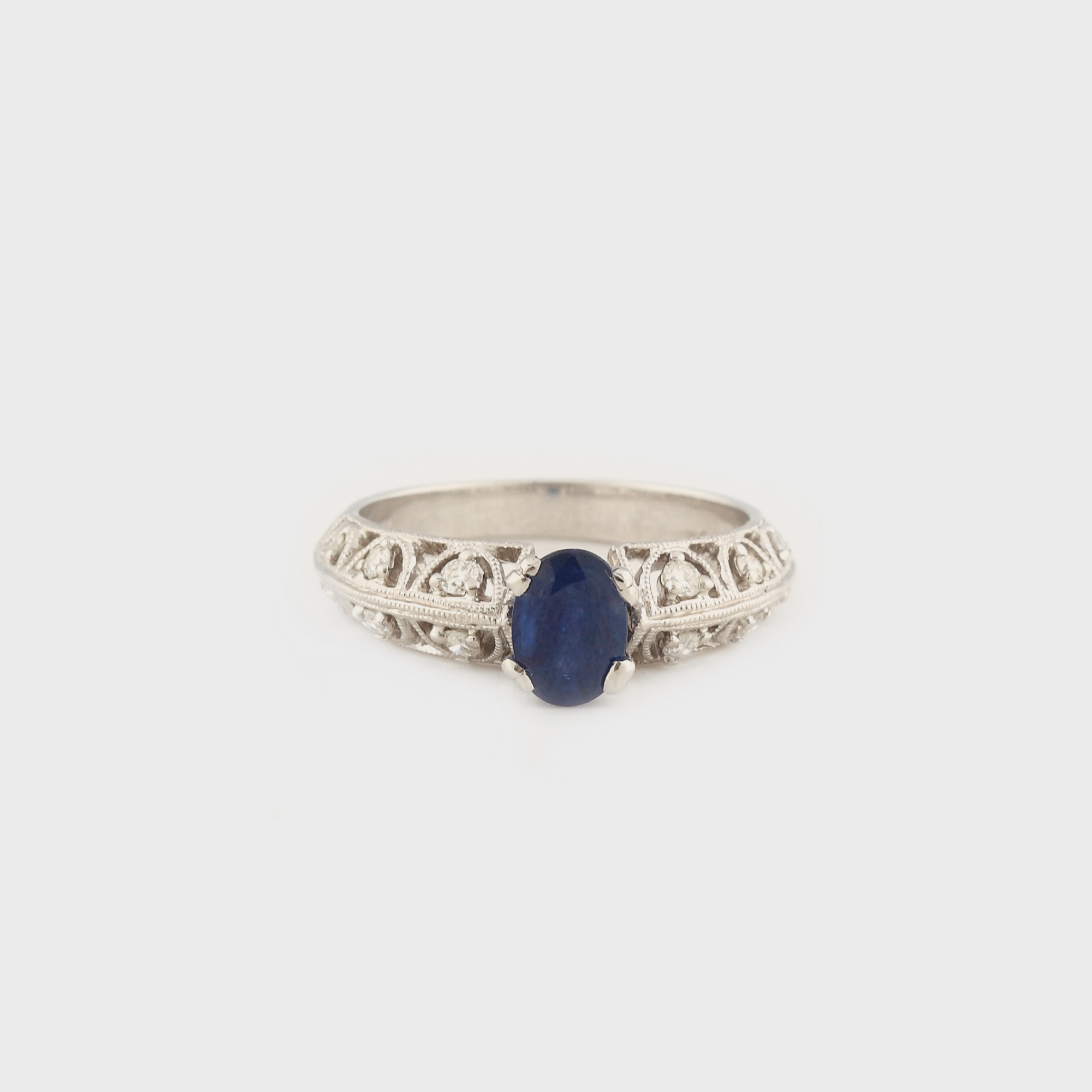 Elegant inel din aur alb, decorat cu safir şi diamante