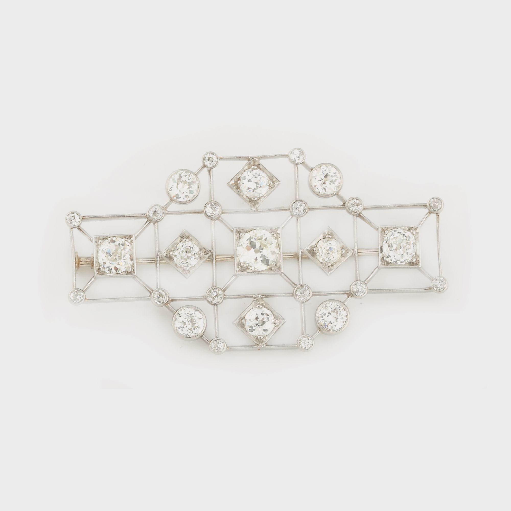 Impresionantă broșă din platină, decorată cu rețea de diamante (5,9 ct.)